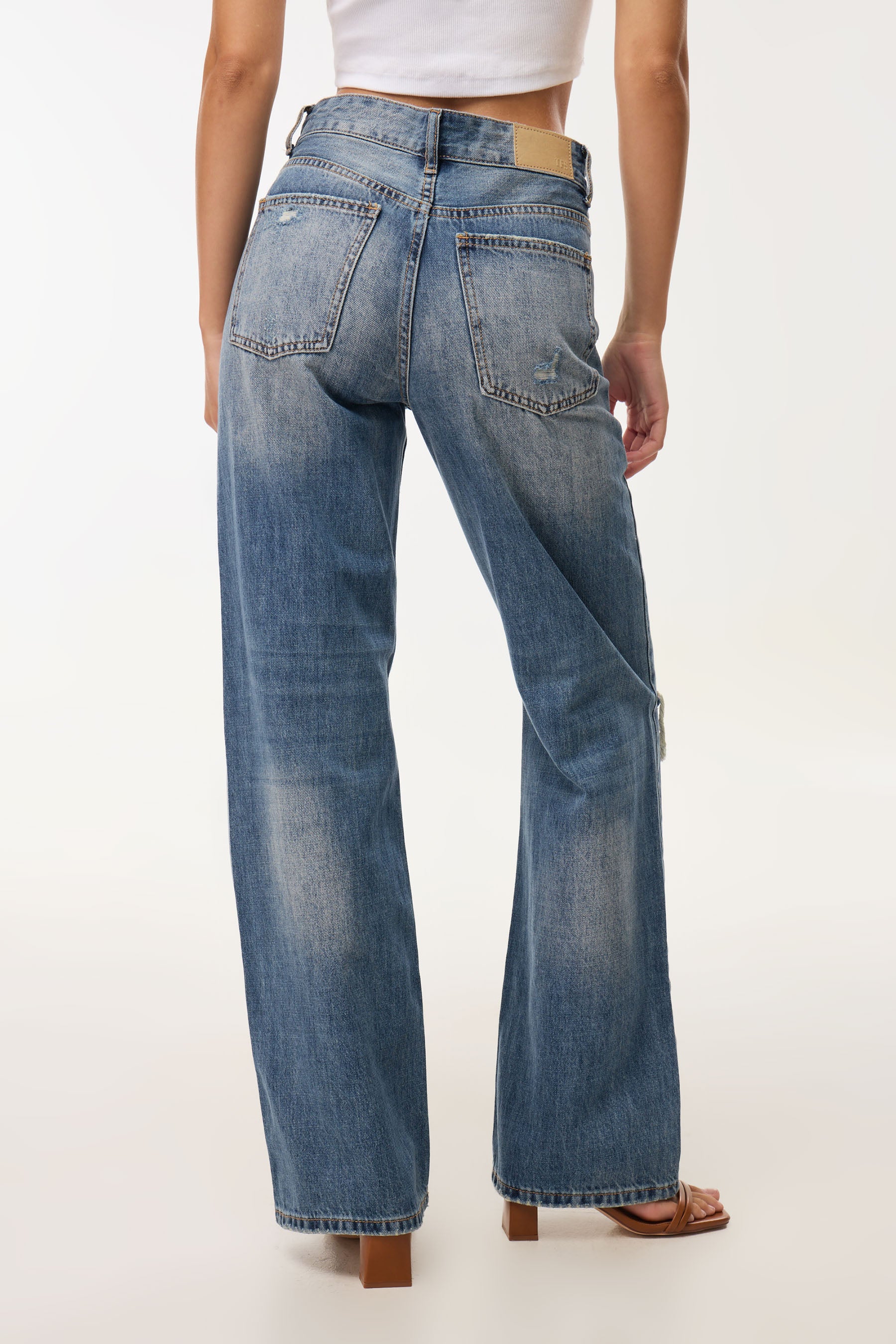 ג'ינס רגל רחבה קרעים