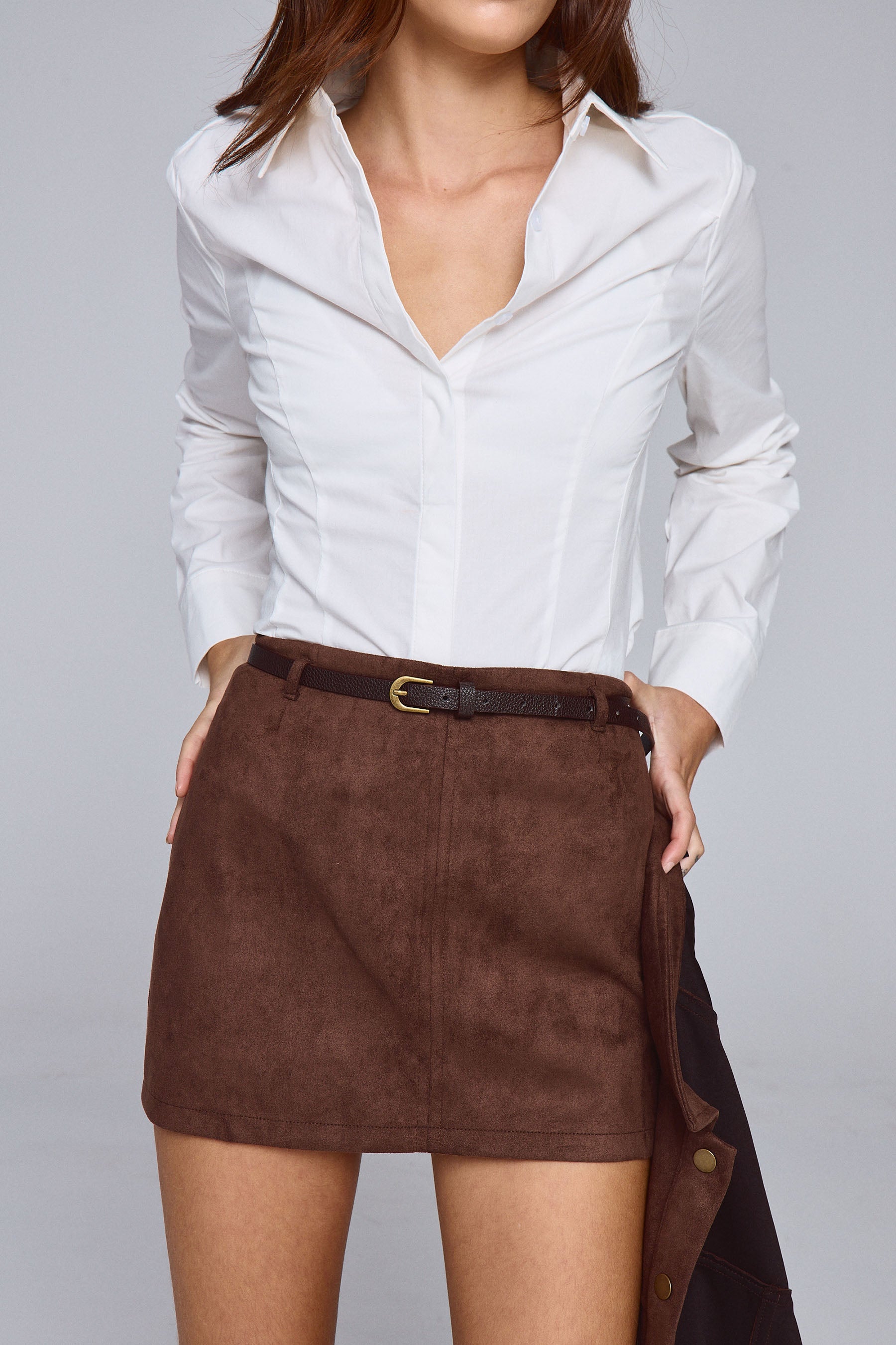 חצאית זמש עם חגורה דקה