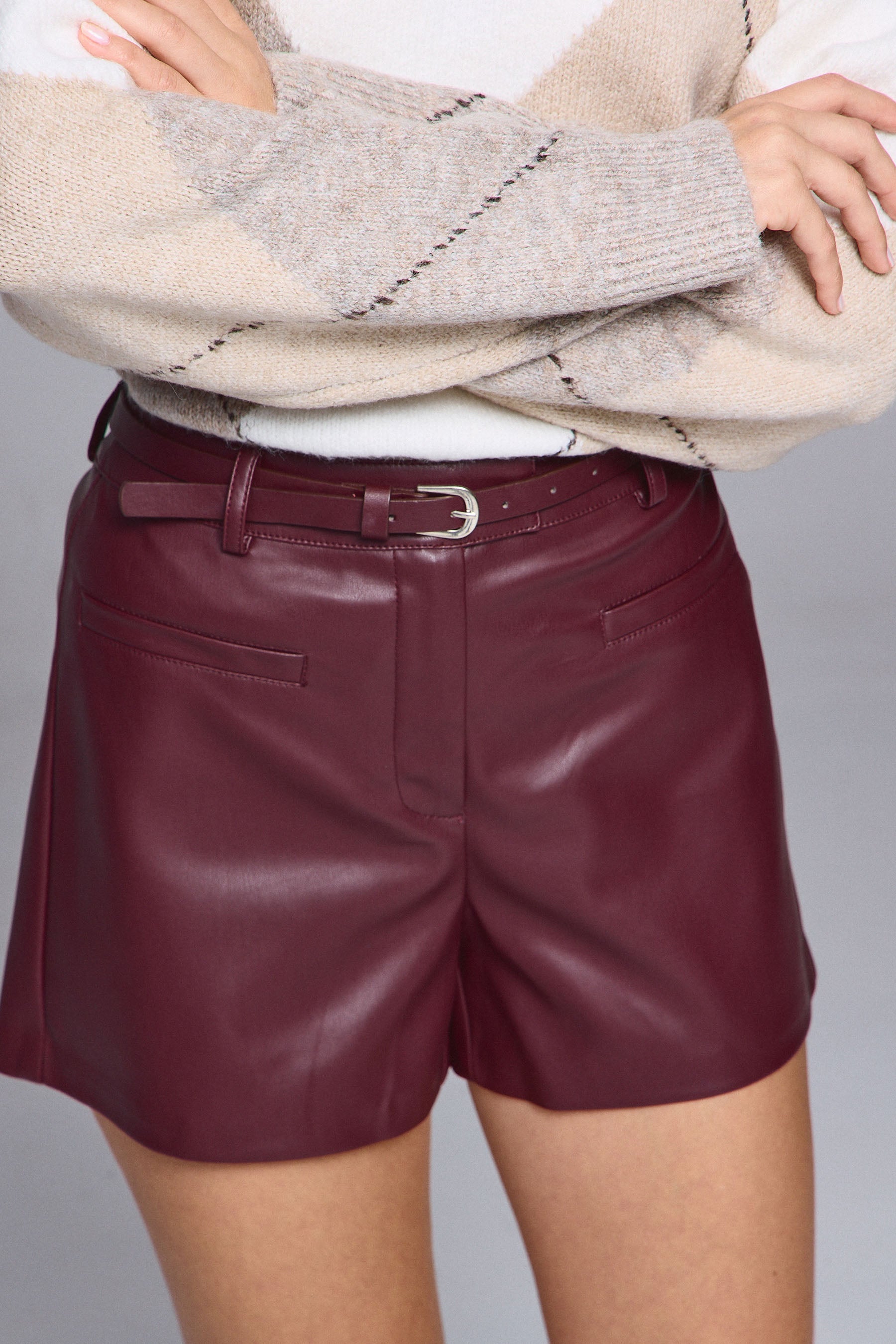 מכנסיים קצרים PU עם חגורה