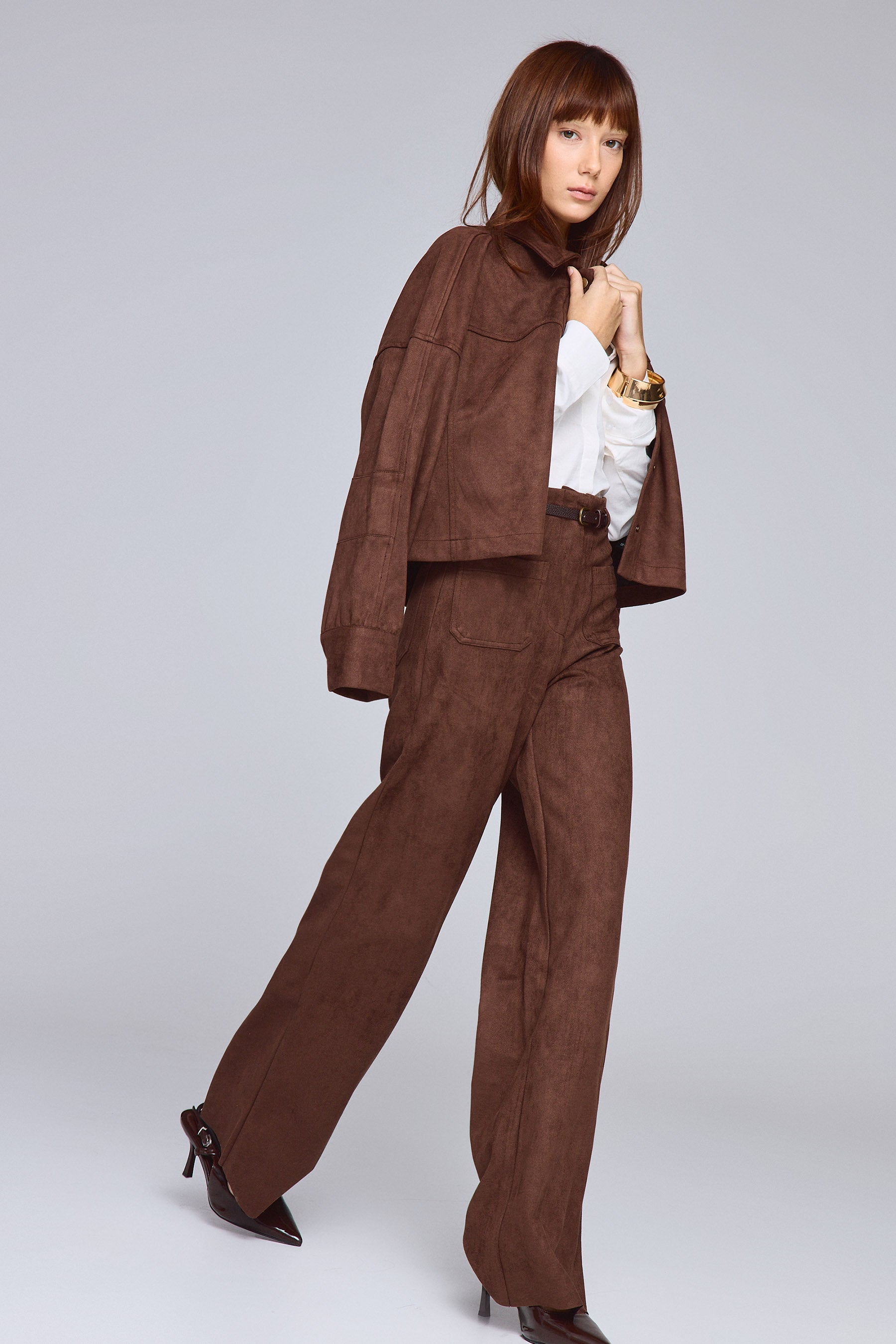 מכנסיים זמש עם חגורה דקה