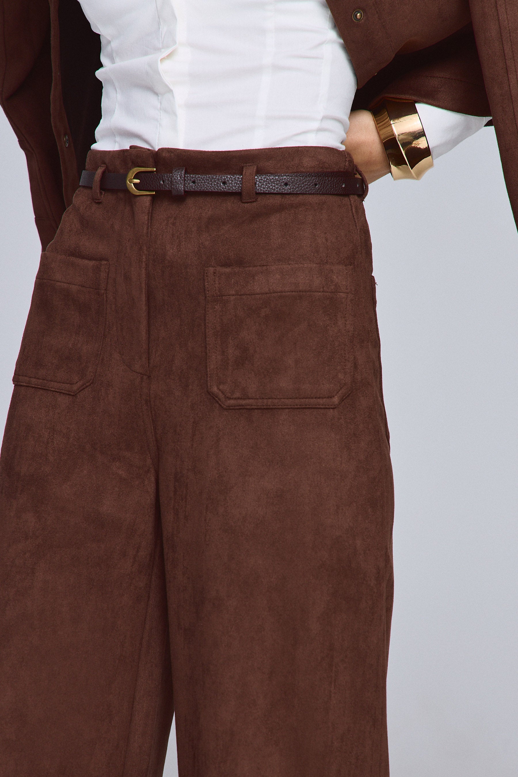 מכנסיים זמש עם חגורה דקה