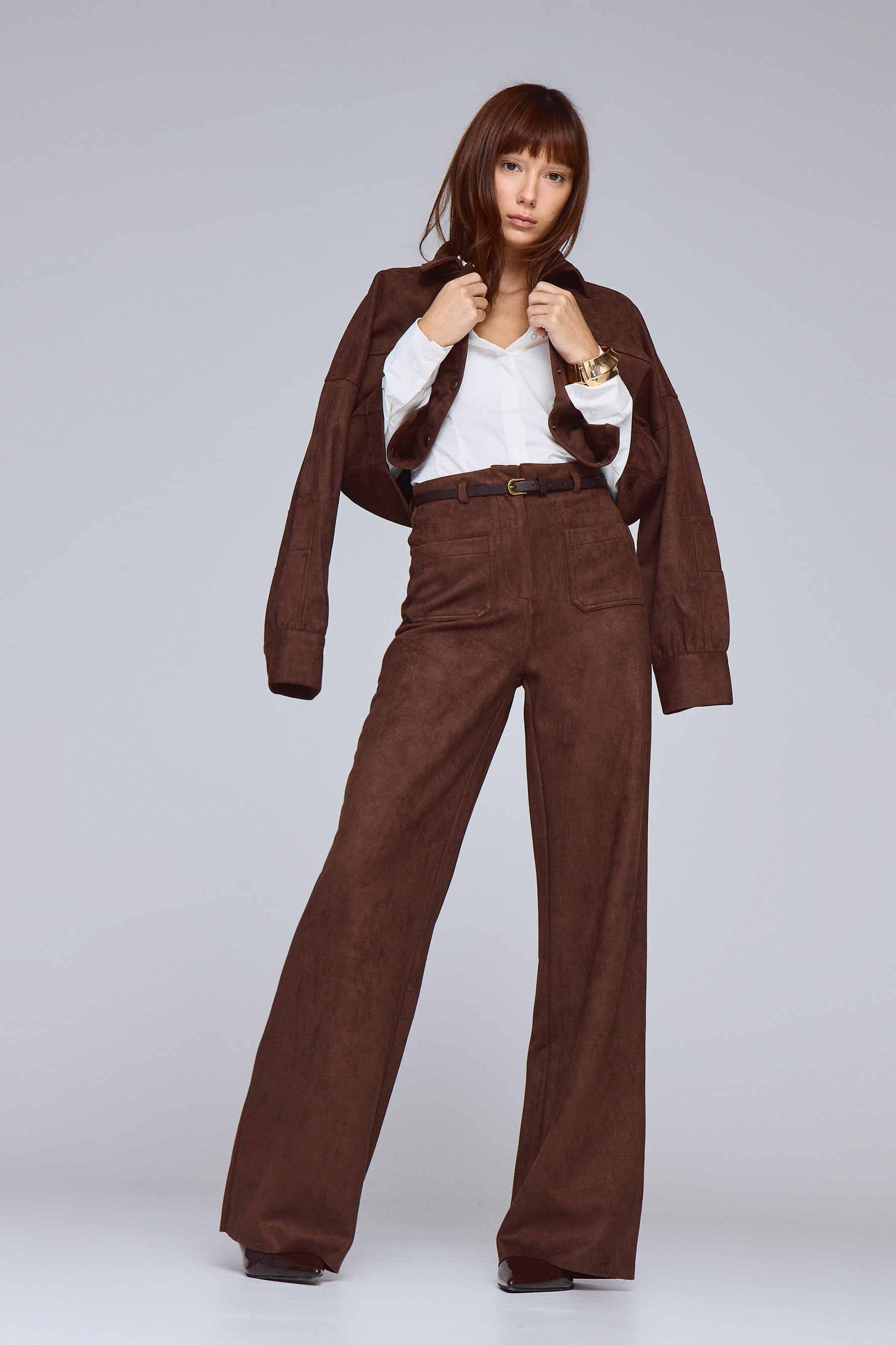 מכנסיים זמש עם חגורה דקה