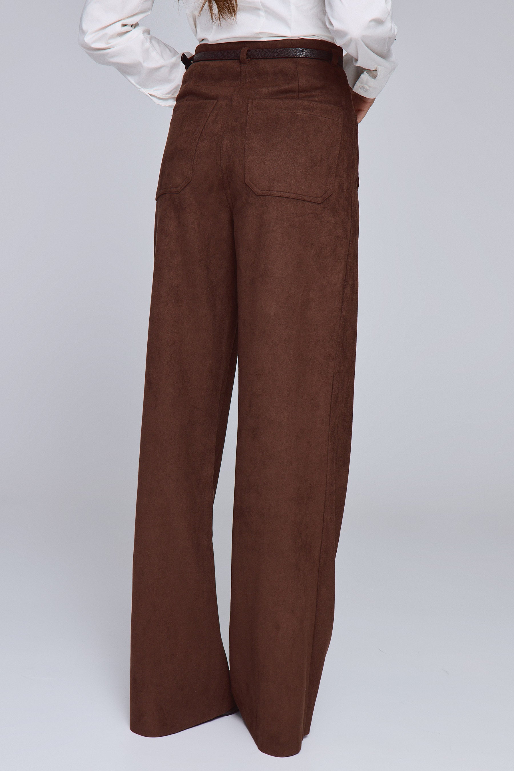 מכנסיים זמש עם חגורה דקה