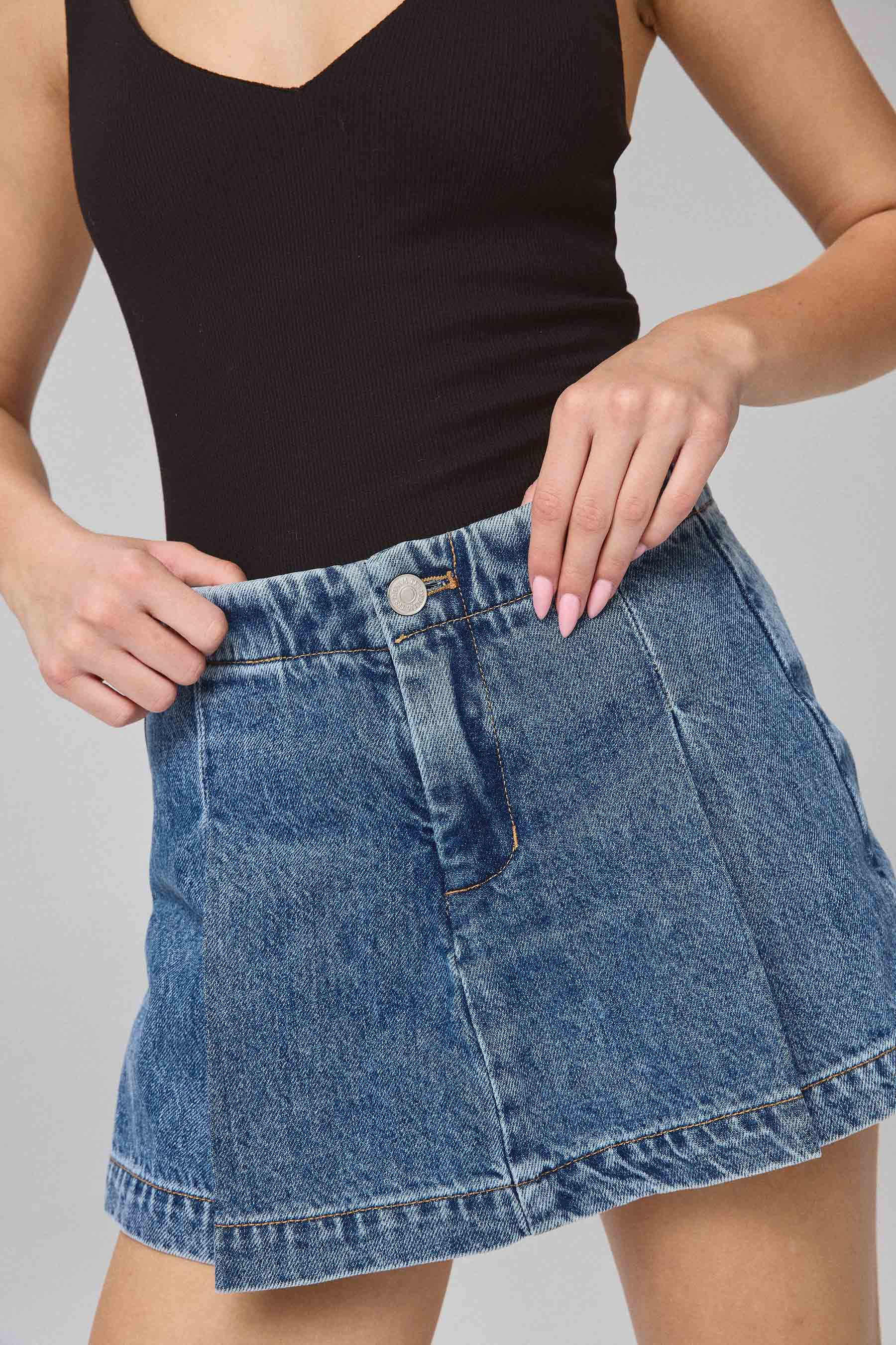 ג'ינס סקורט קפלים