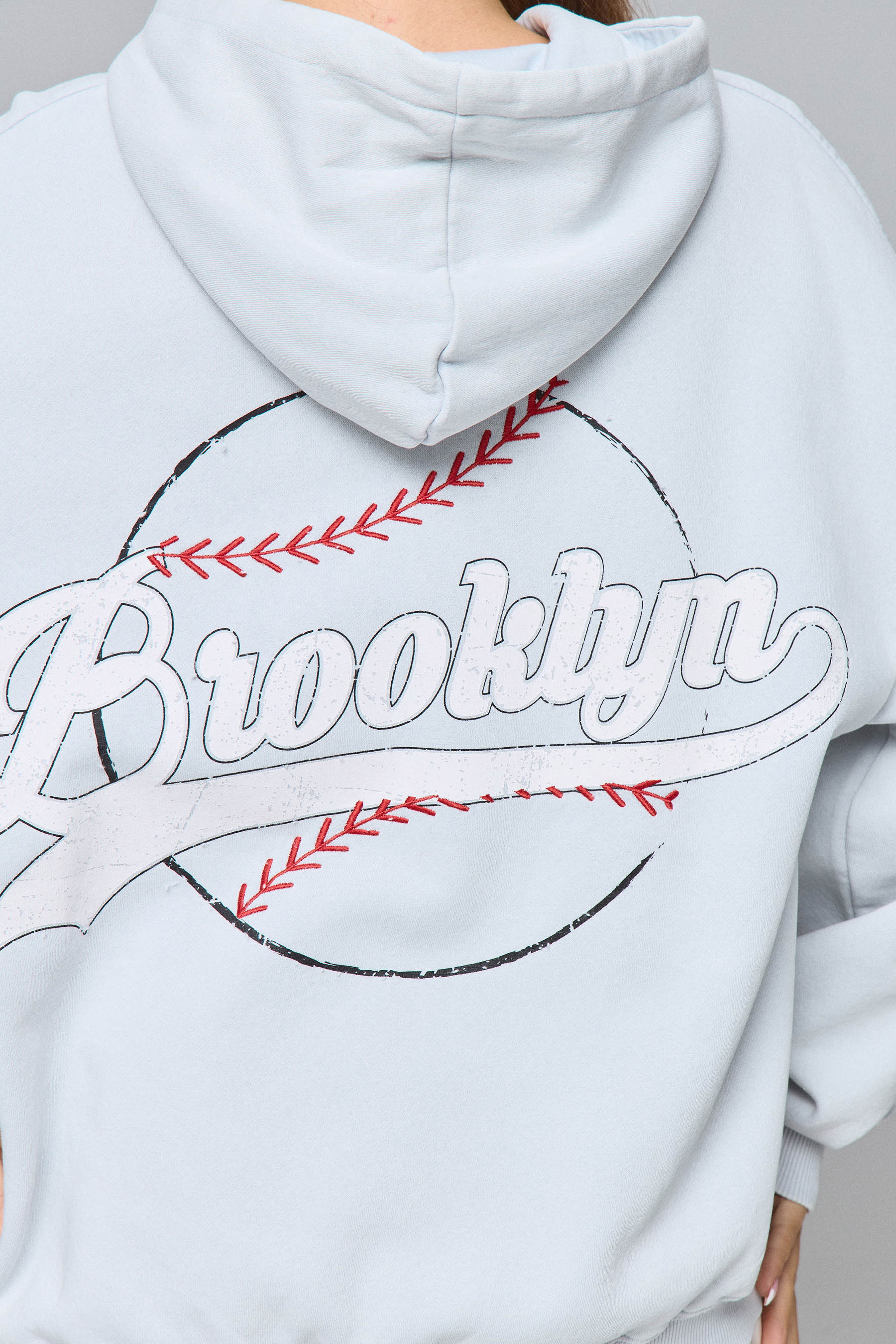 קפוצ'ון בייסבול אפור בהיר שטוף