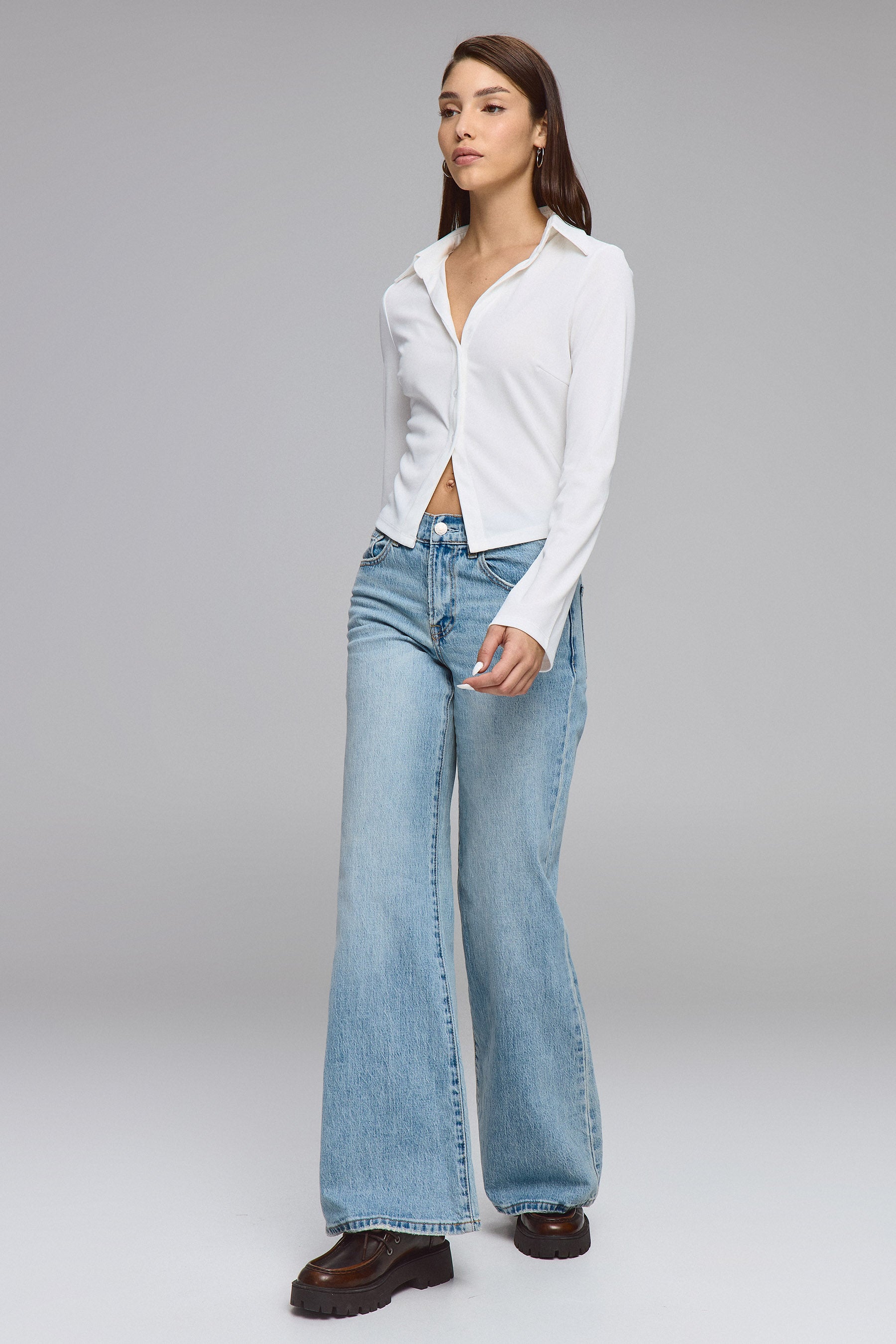 חולצת לייקרה שלושה כפתורים