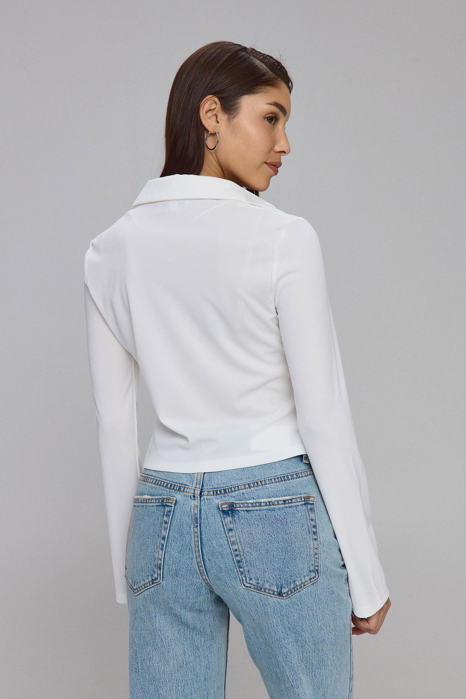 חולצת לייקרה שלושה כפתורים