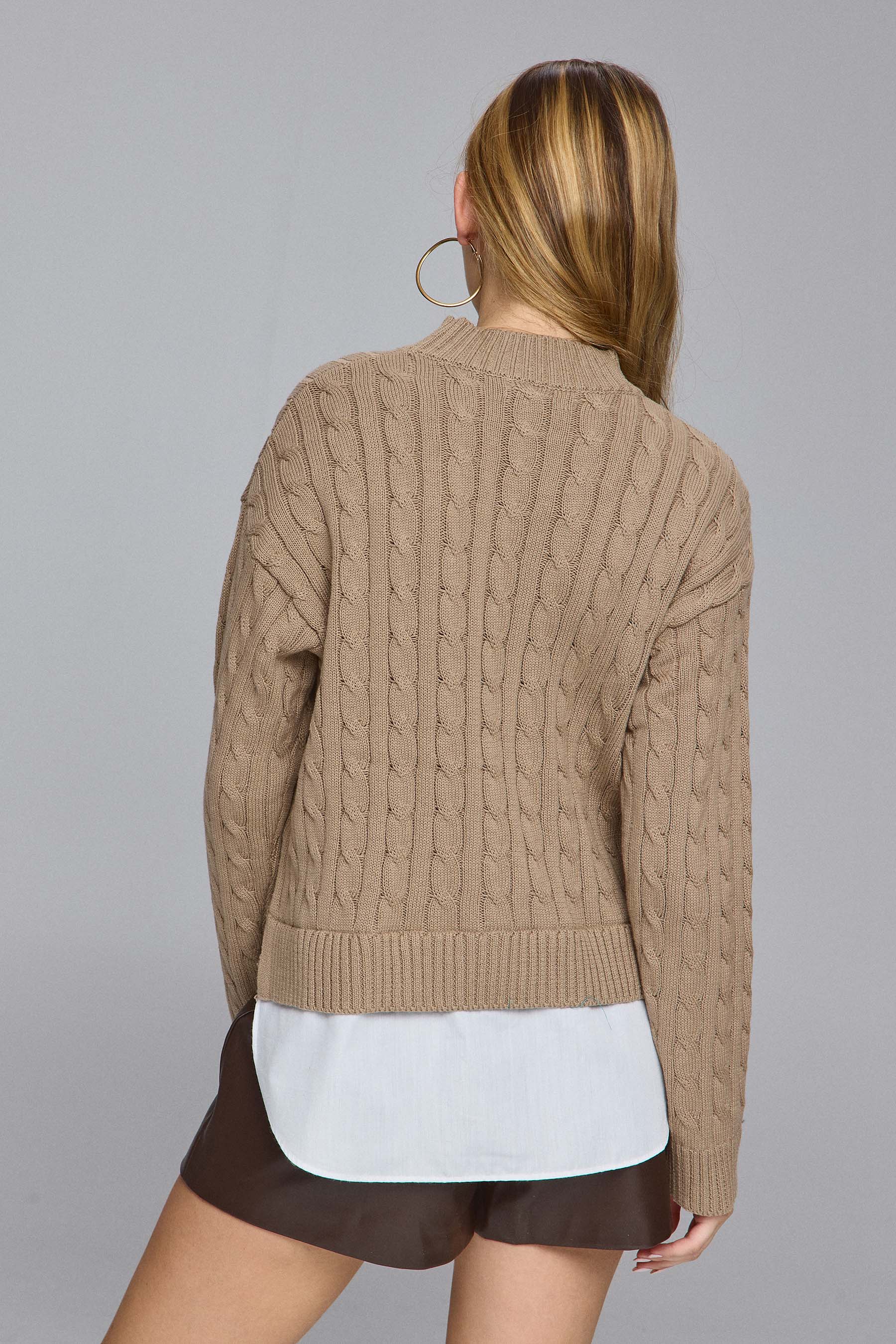 סריג צווארון מוק עם שילוב אריג