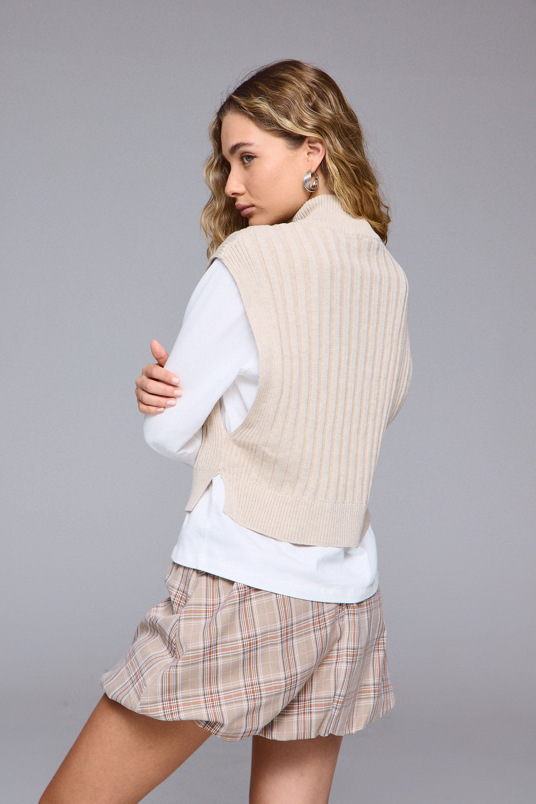 ווסט סריג עם חצי רוכסן וחולצה מתחת