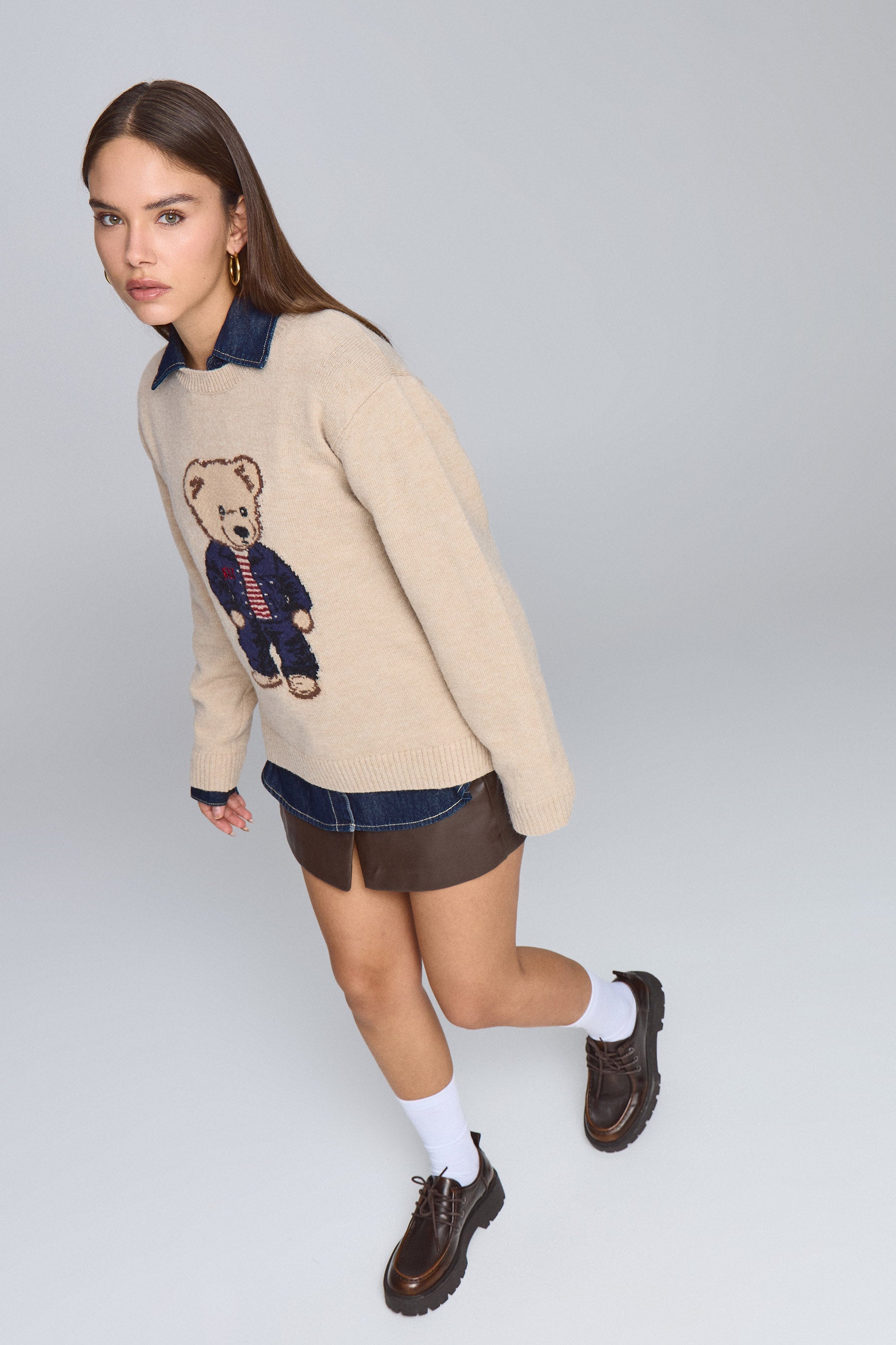 סריג דובי לובש ג'ינס