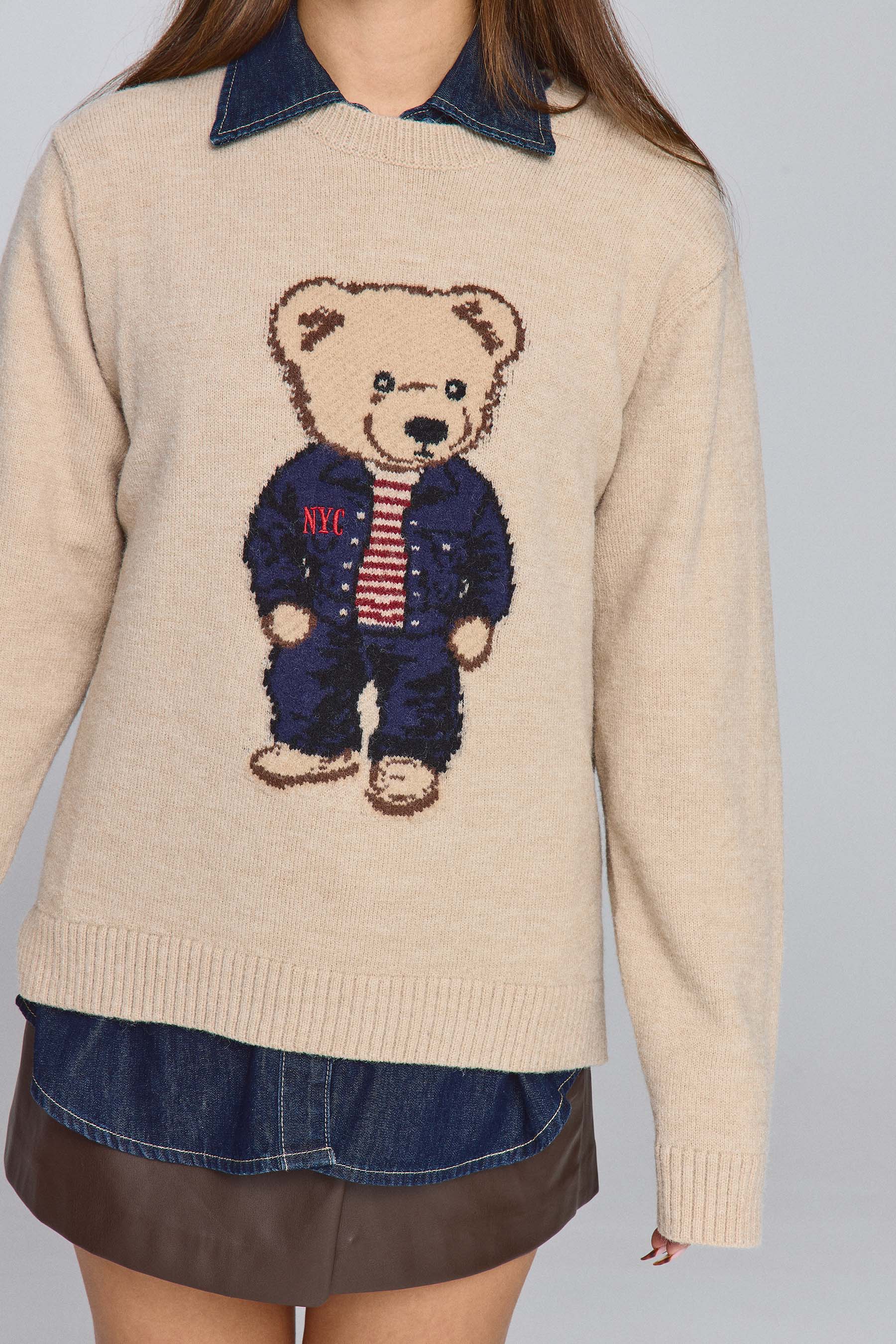 סריג דובי לובש ג'ינס