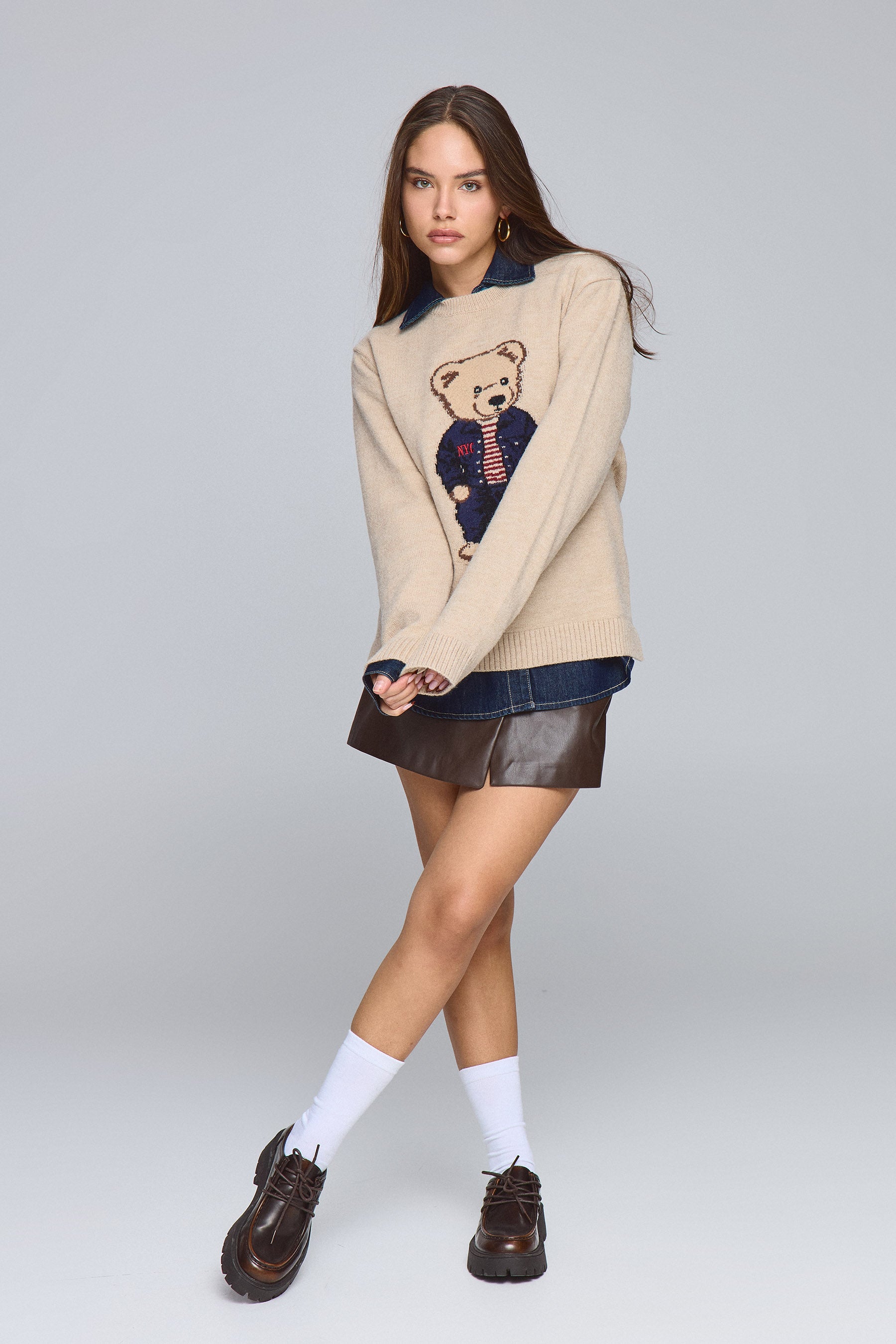 סריג דובי לובש ג'ינס