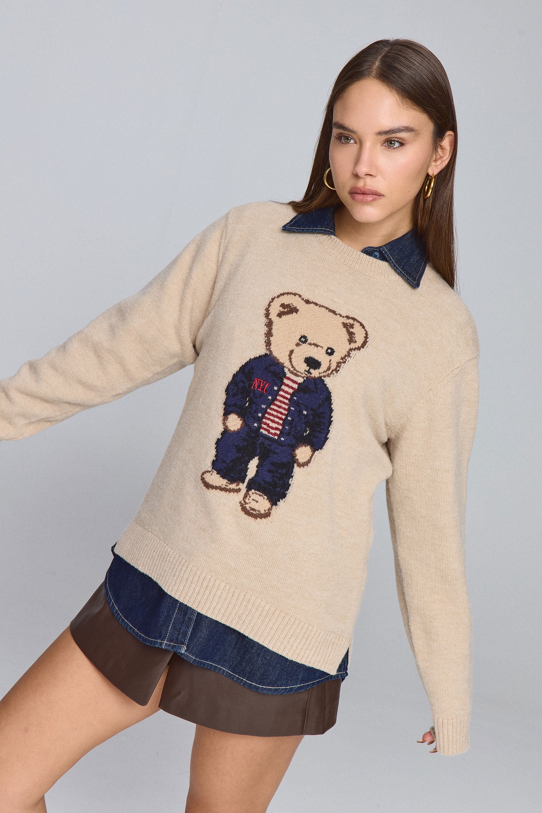 סריג דובי לובש ג'ינס