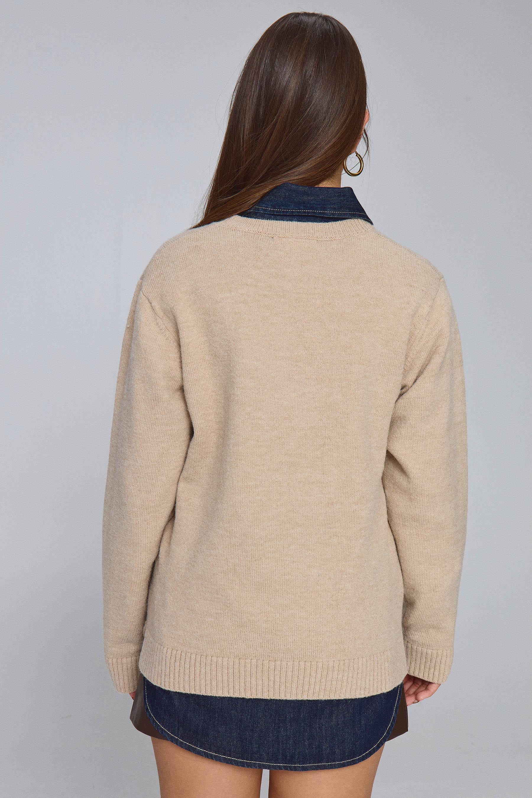 סריג דובי לובש ג'ינס