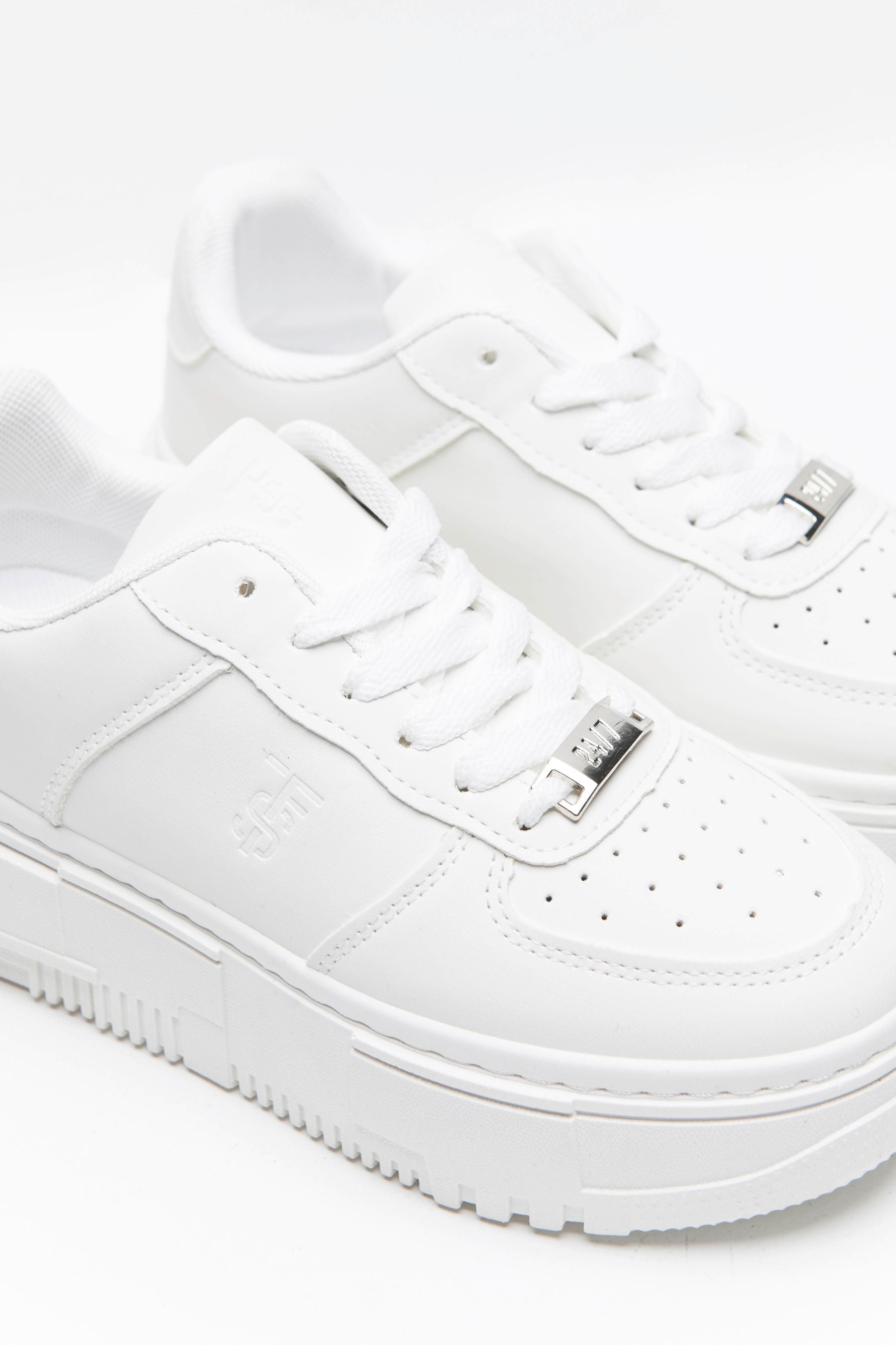 סניקרס סיזרס