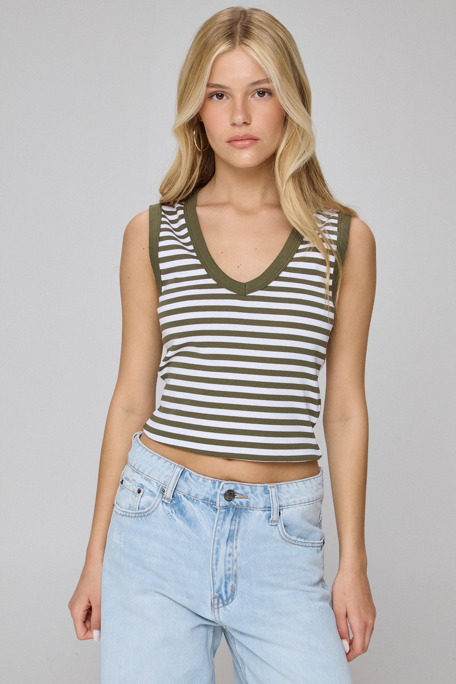 גופיה מחשוף וי פסים