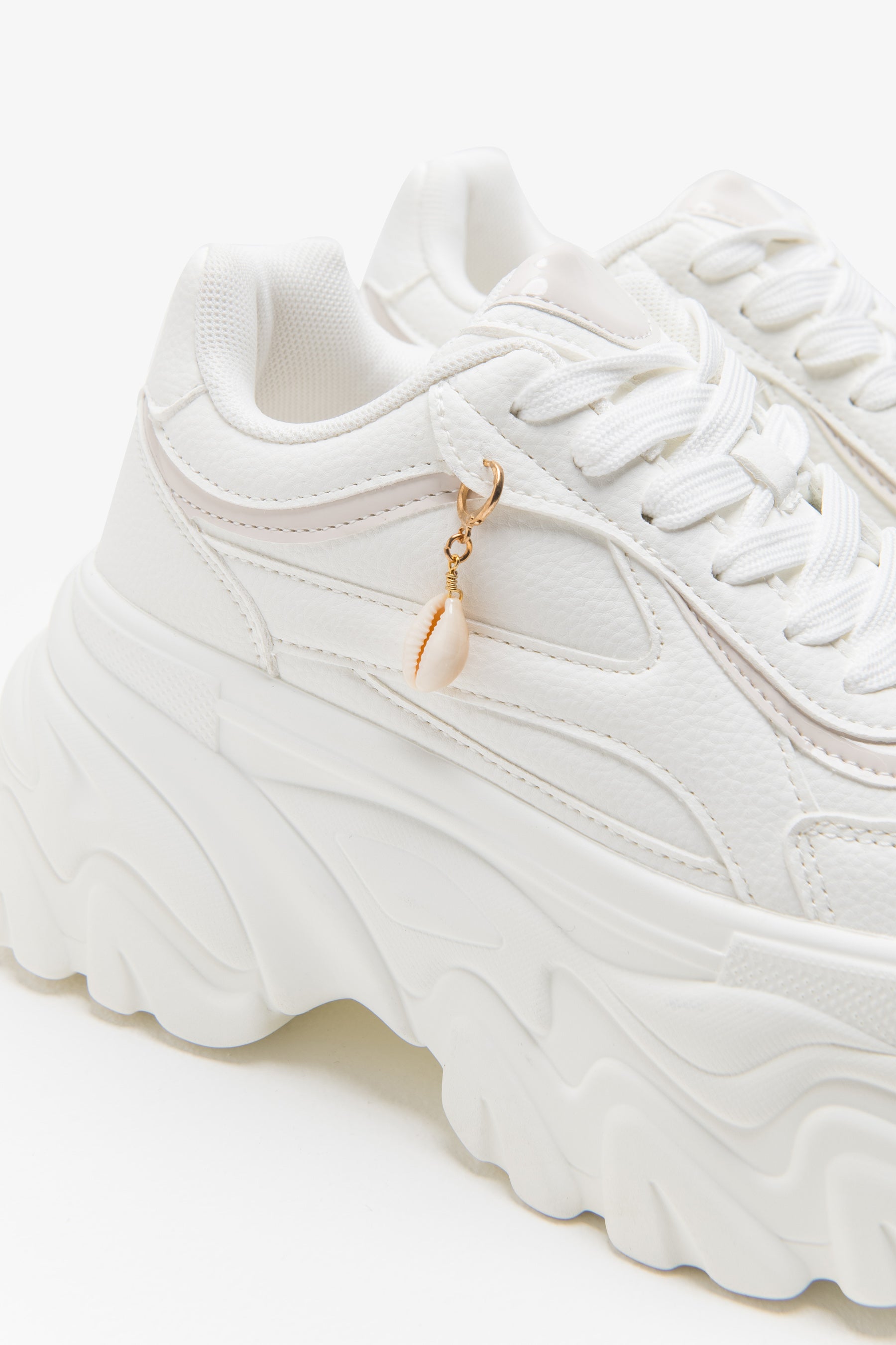 סניקרס בלוק צארם