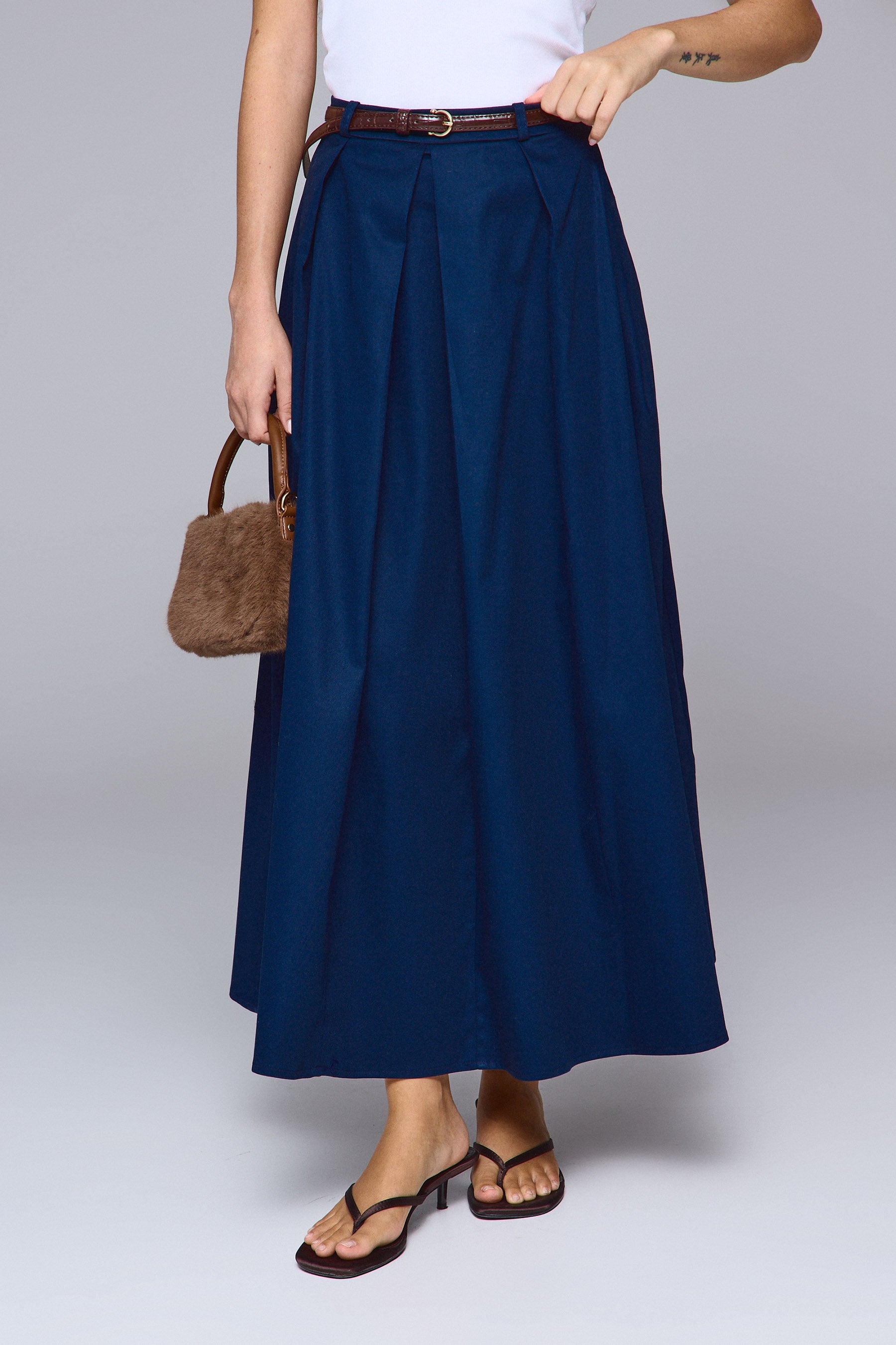 חצאית קפלים מקסי חגורה