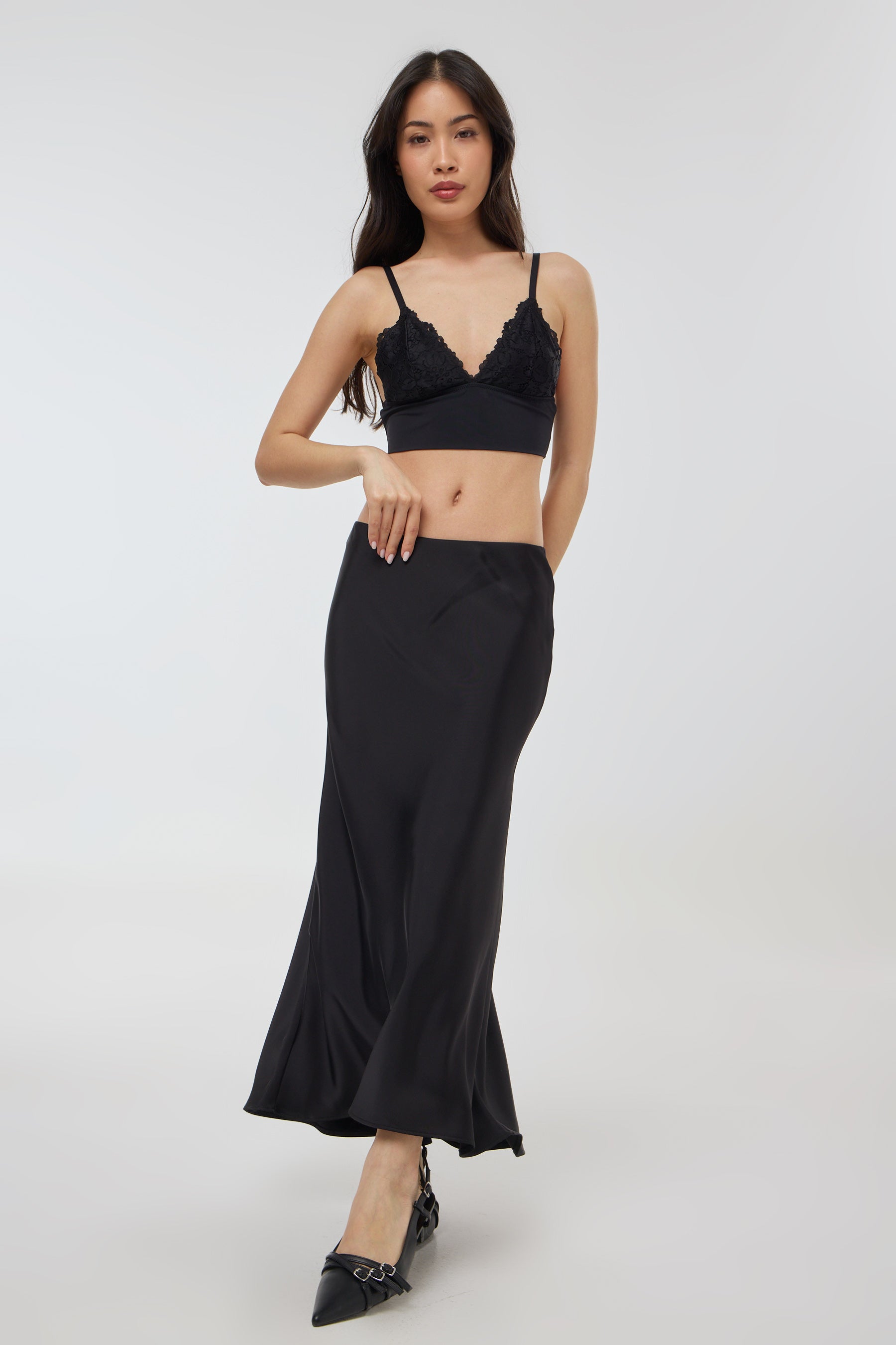 חצאית סאטן מידי בלאק