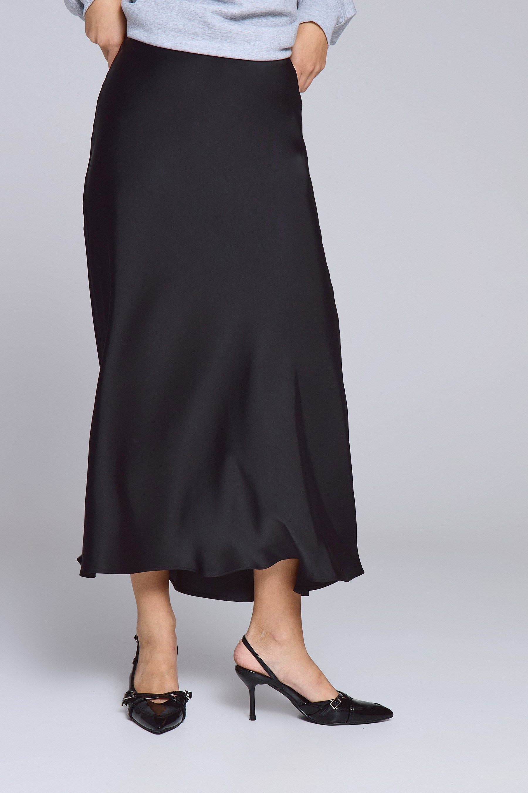 חצאית סאטן מידי בלאק