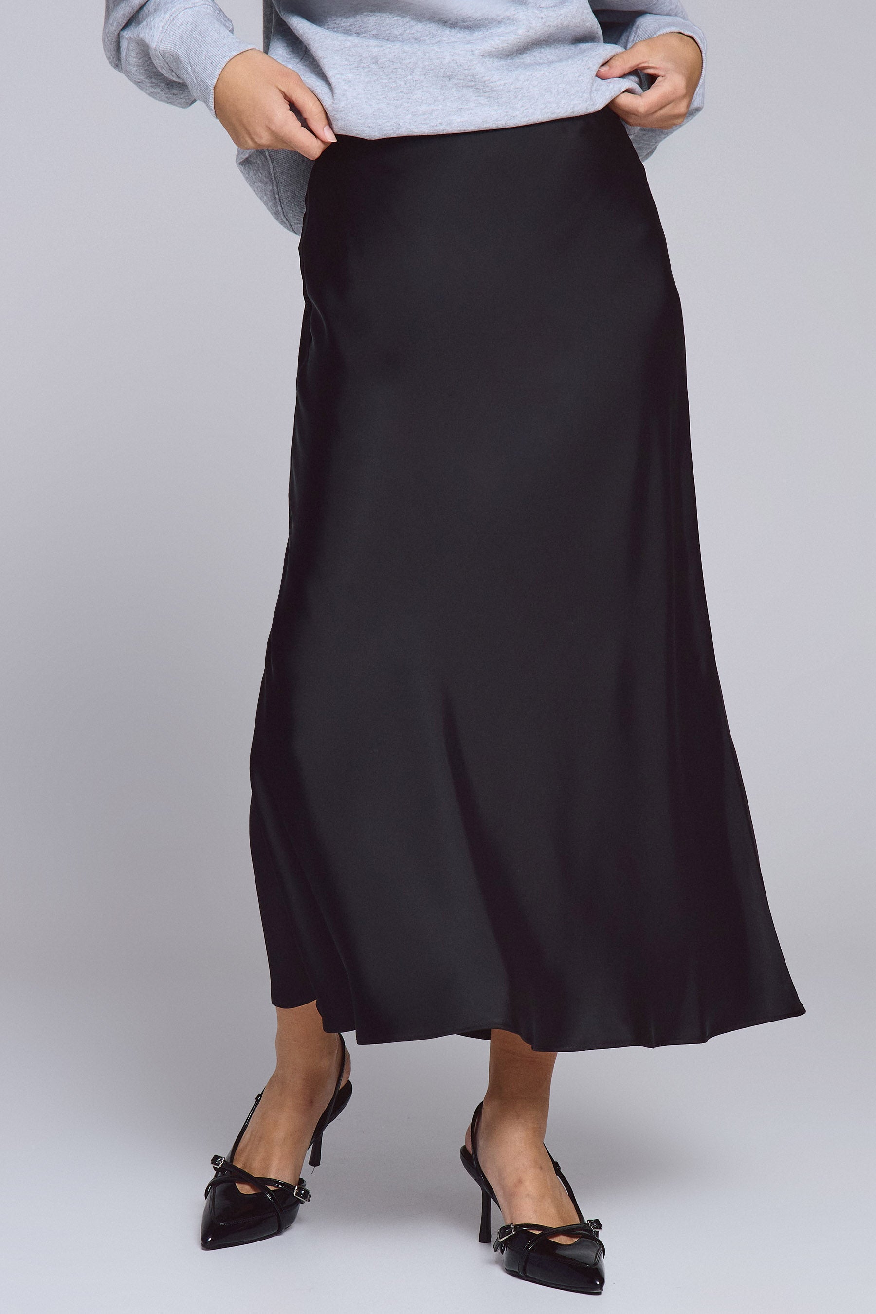 חצאית סאטן מידי בלאק