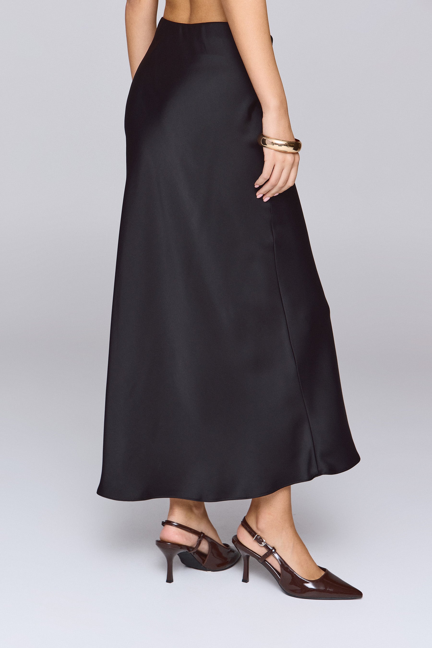 חצאית סאטן מידי בלאק