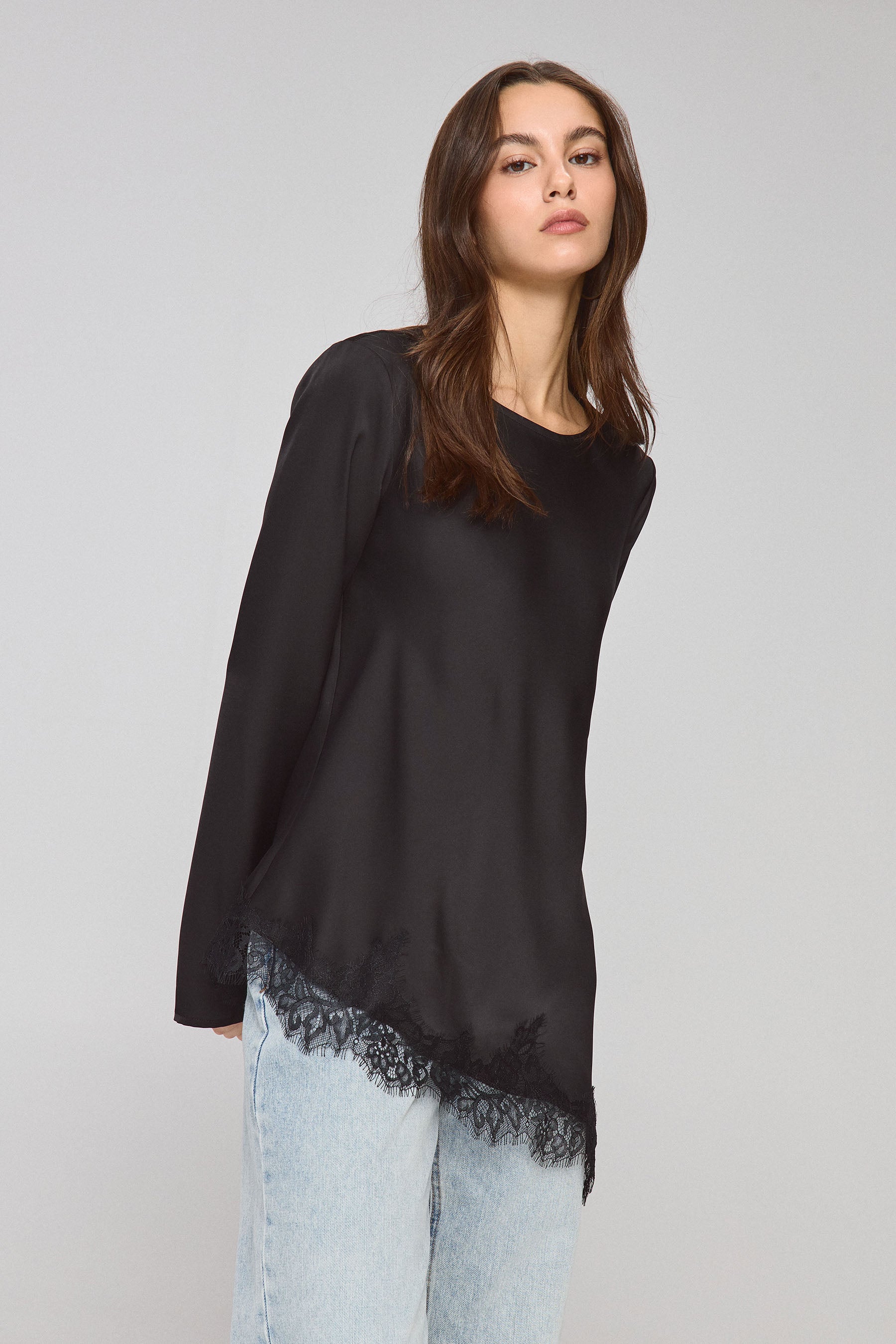 חולצת גלוסי תחרה לונג