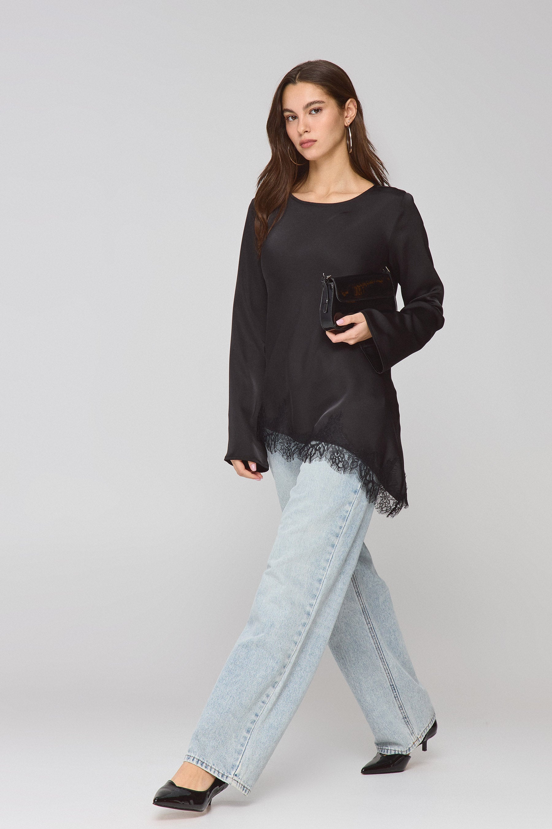 חולצת גלוסי תחרה לונג