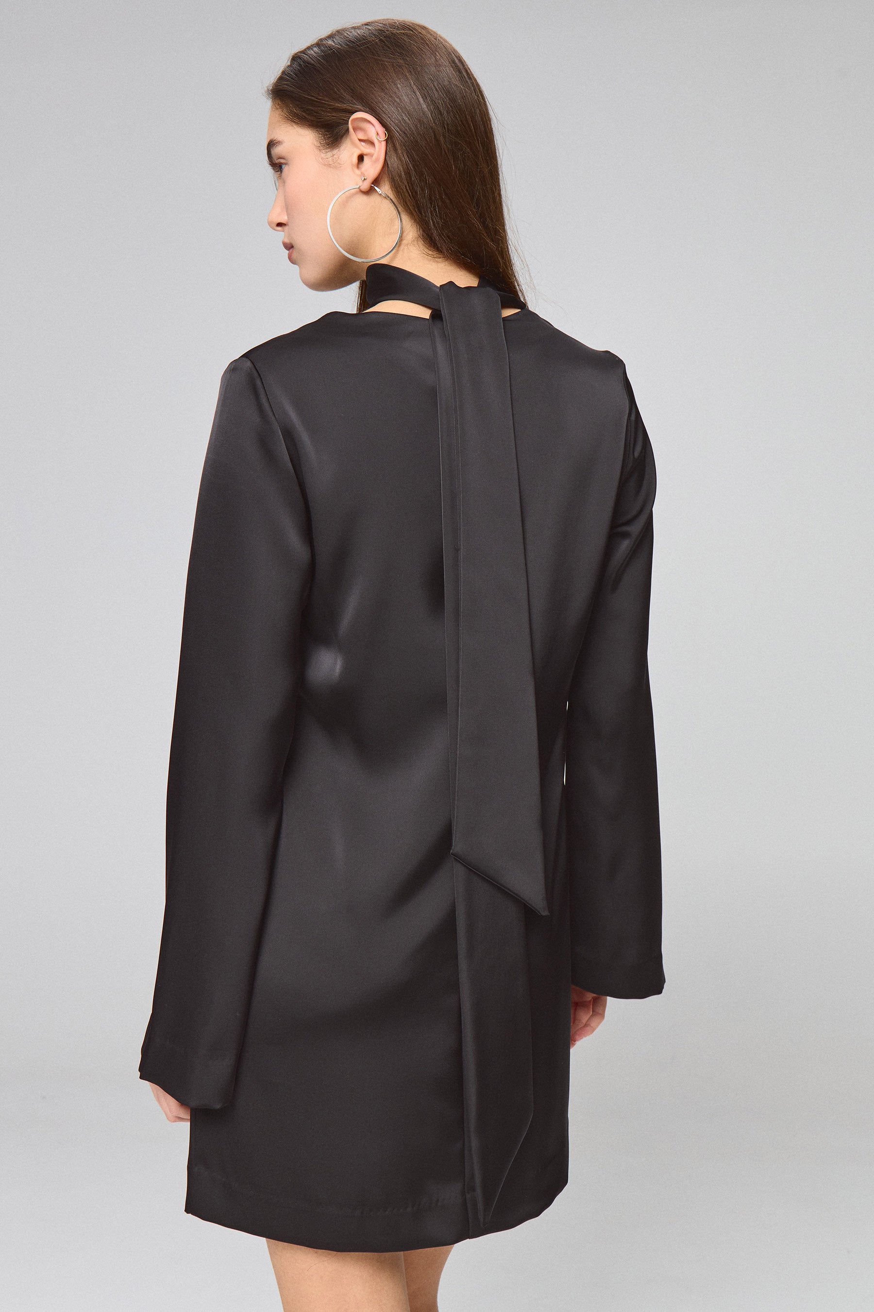 שמלת מיני גלוסי ש.ארוך צעיף