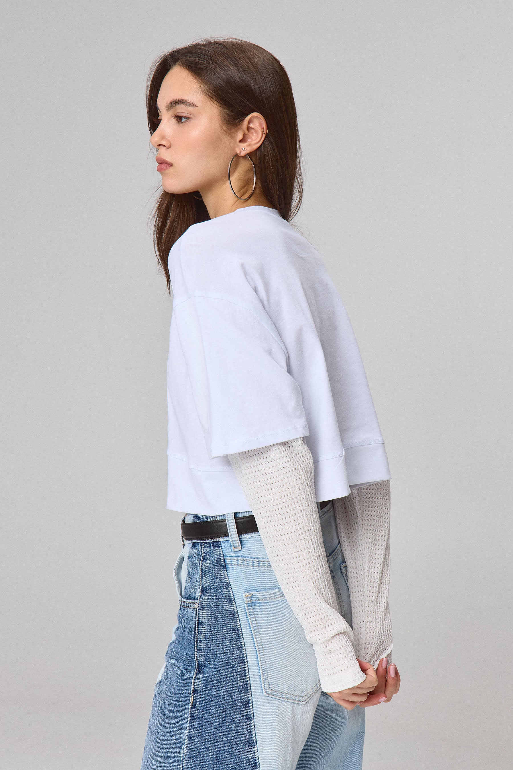 חולצת קרופ עם שרוול סריג