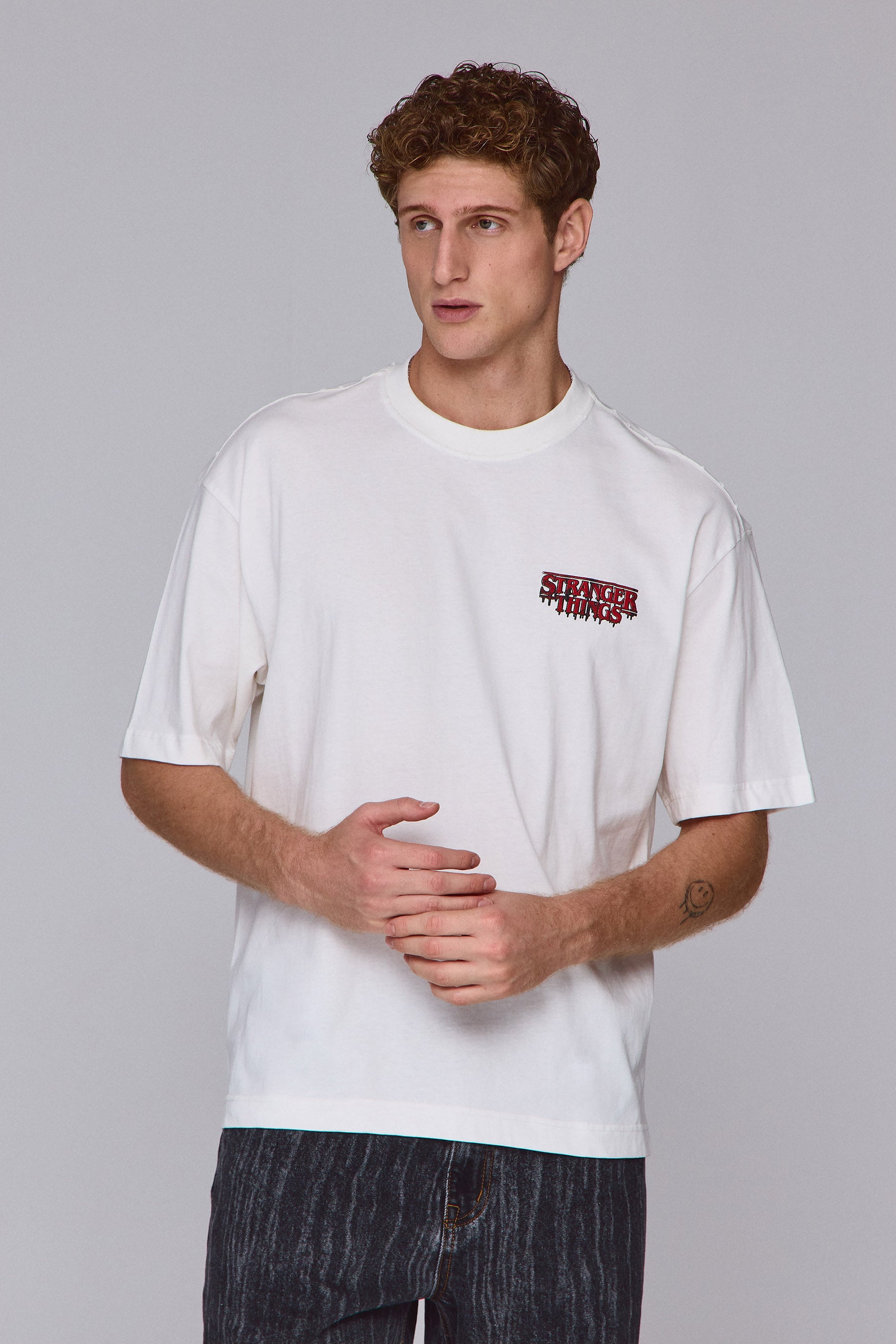 טי סטריינג'ר ת'ינגס בלודי לוגו