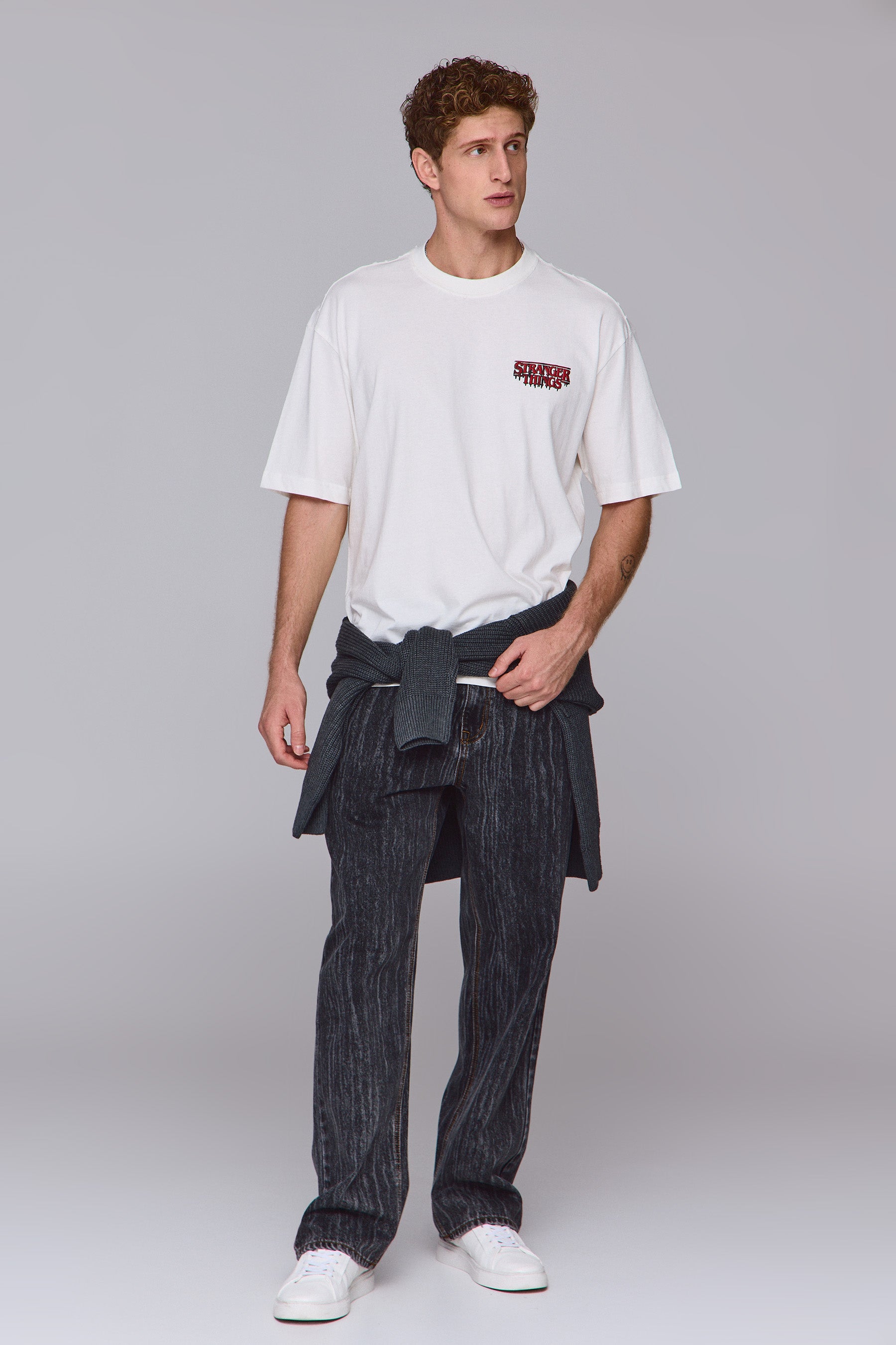 טי סטריינג'ר ת'ינגס בלודי לוגו