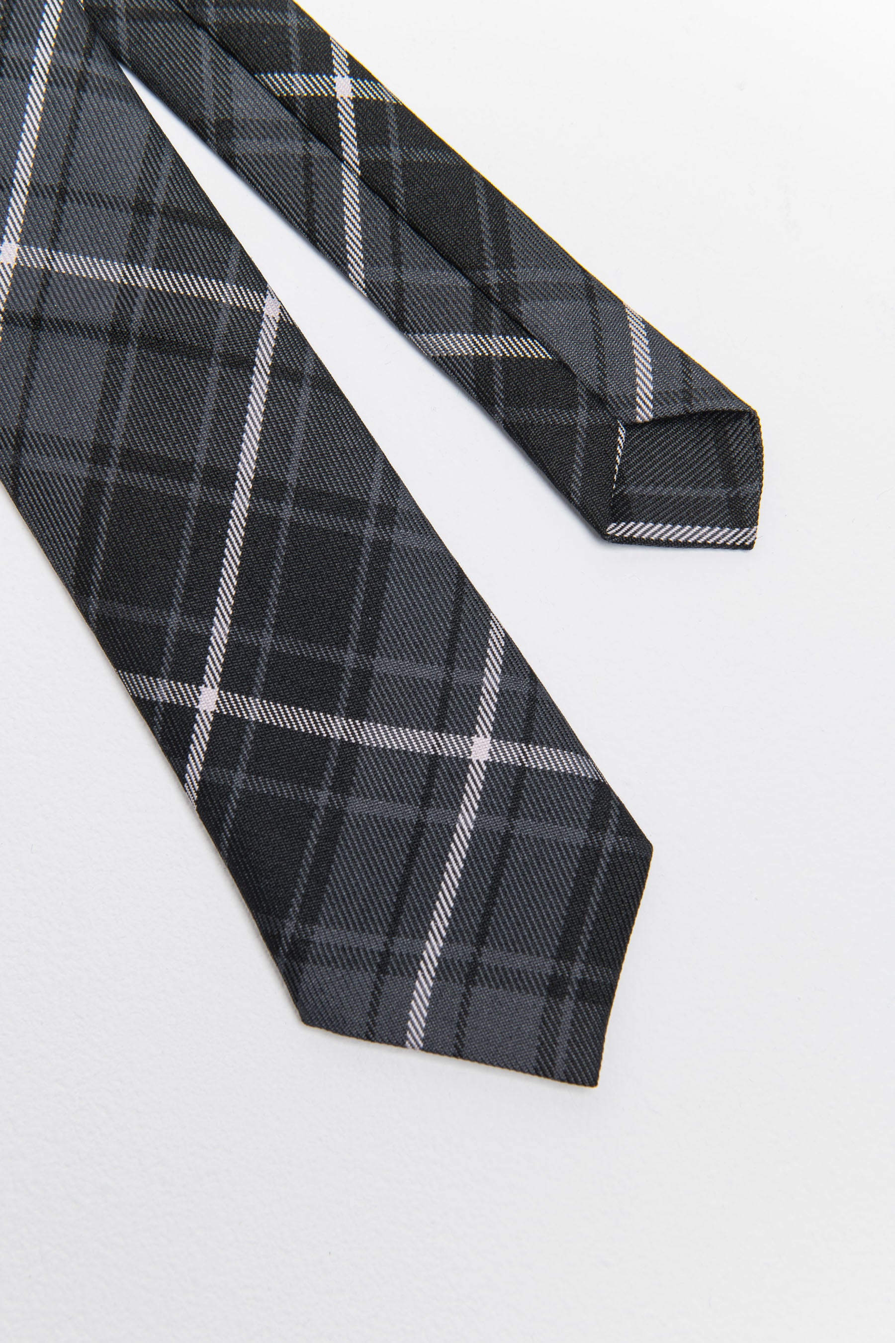 עניבה משובצת אפור כהה