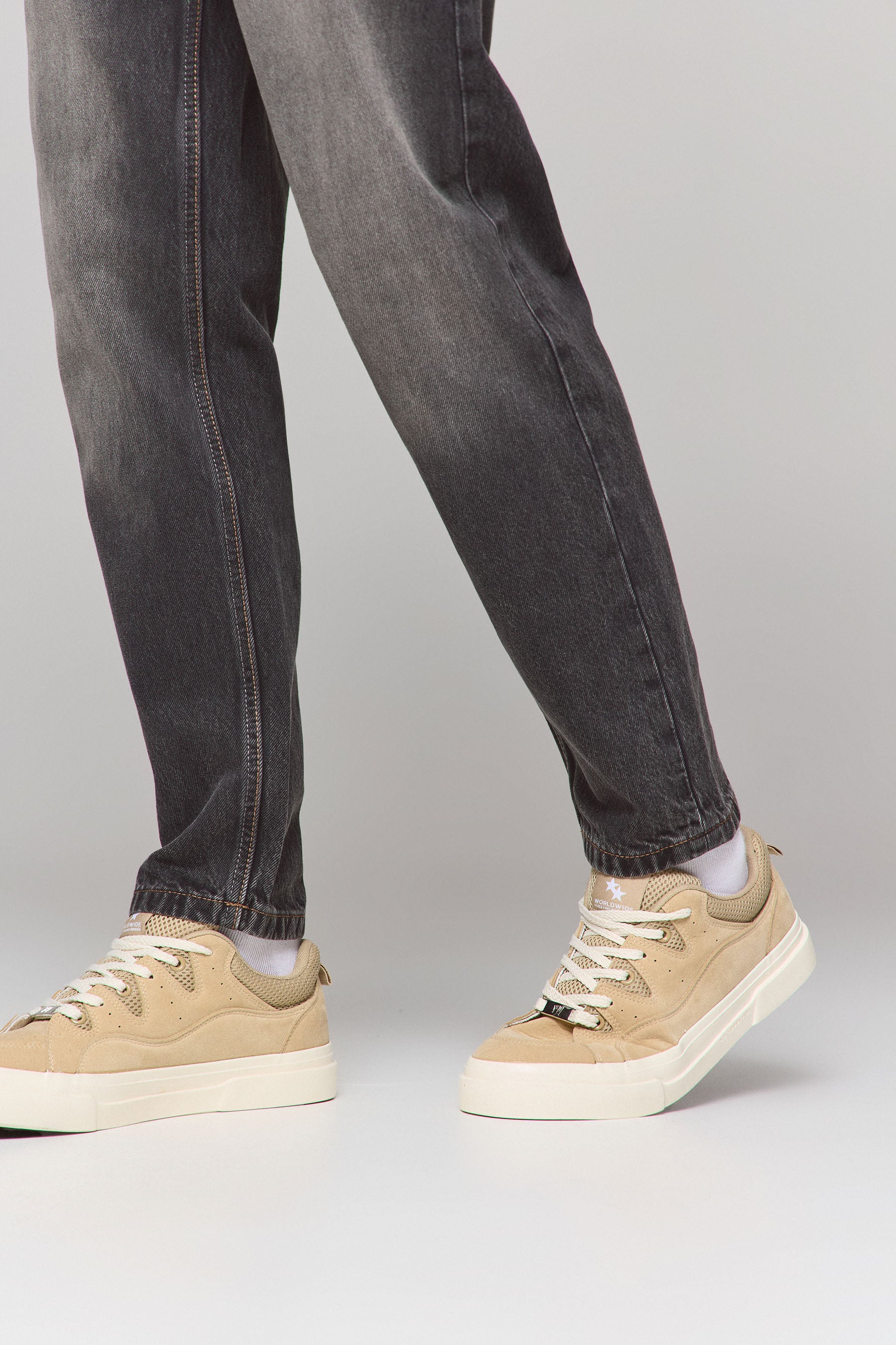 סניקרס אשטון