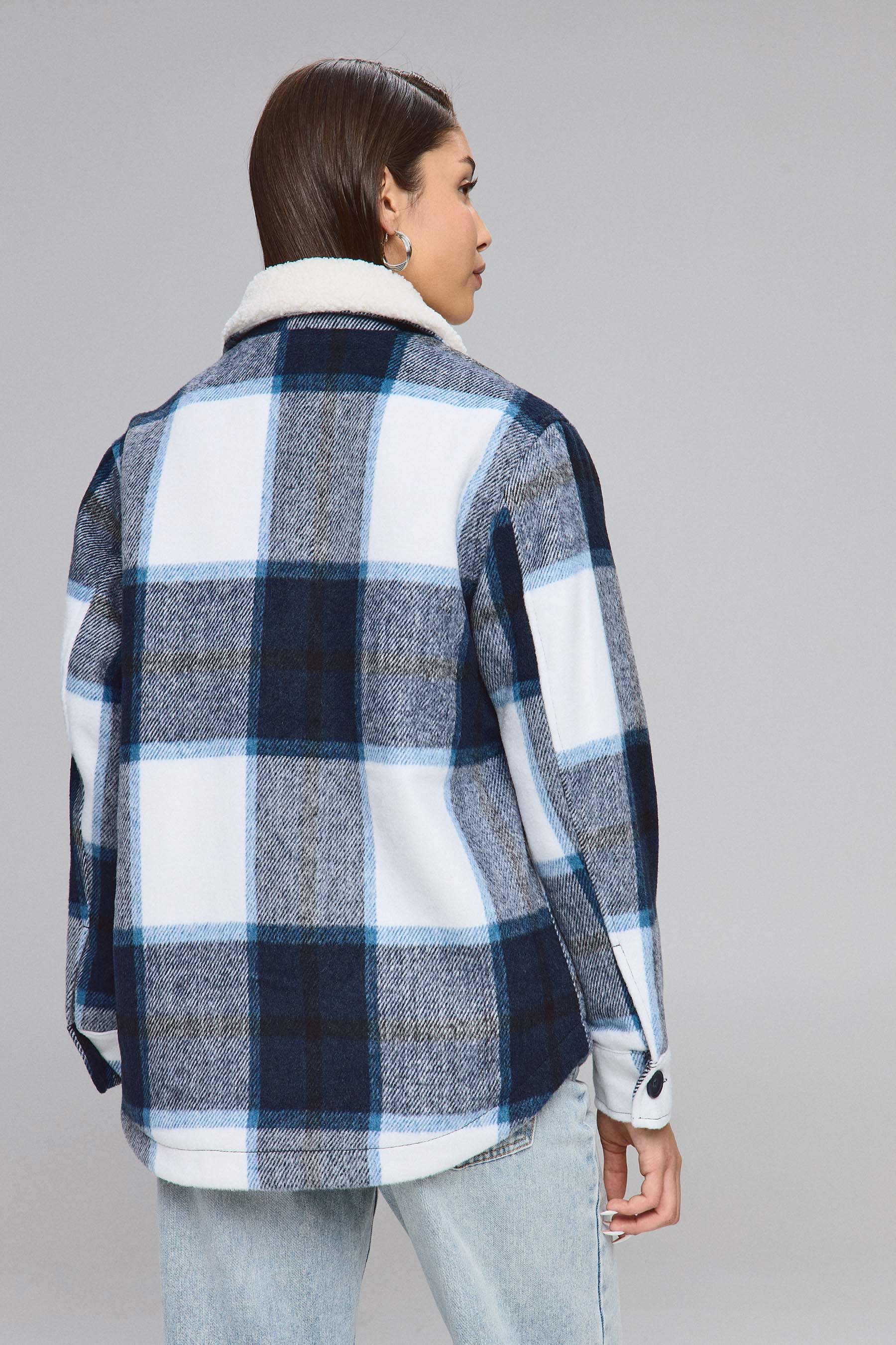 מעיל משובץ צווארון פרוותי