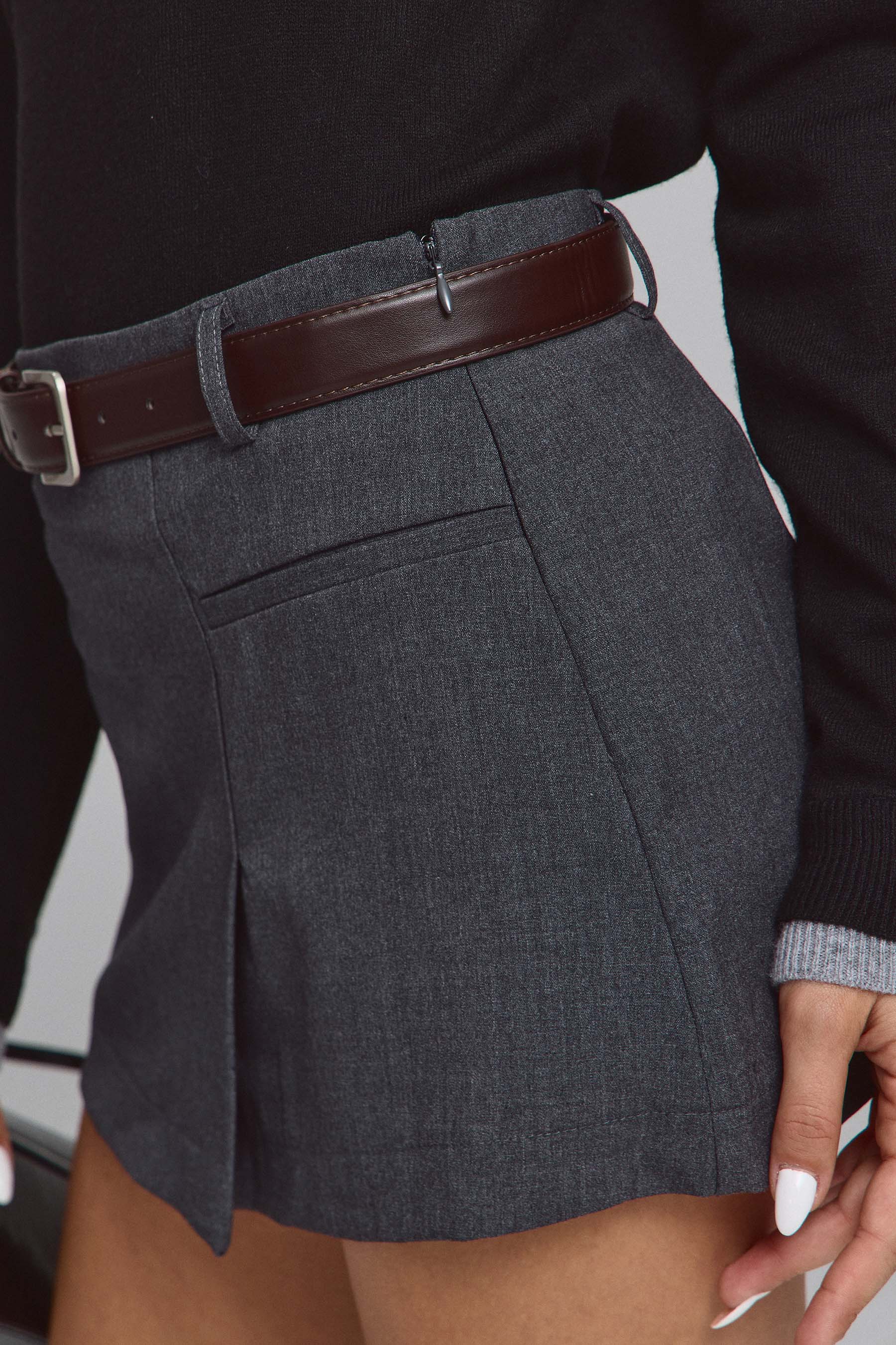 חצאית מיני עם חגורה חומה