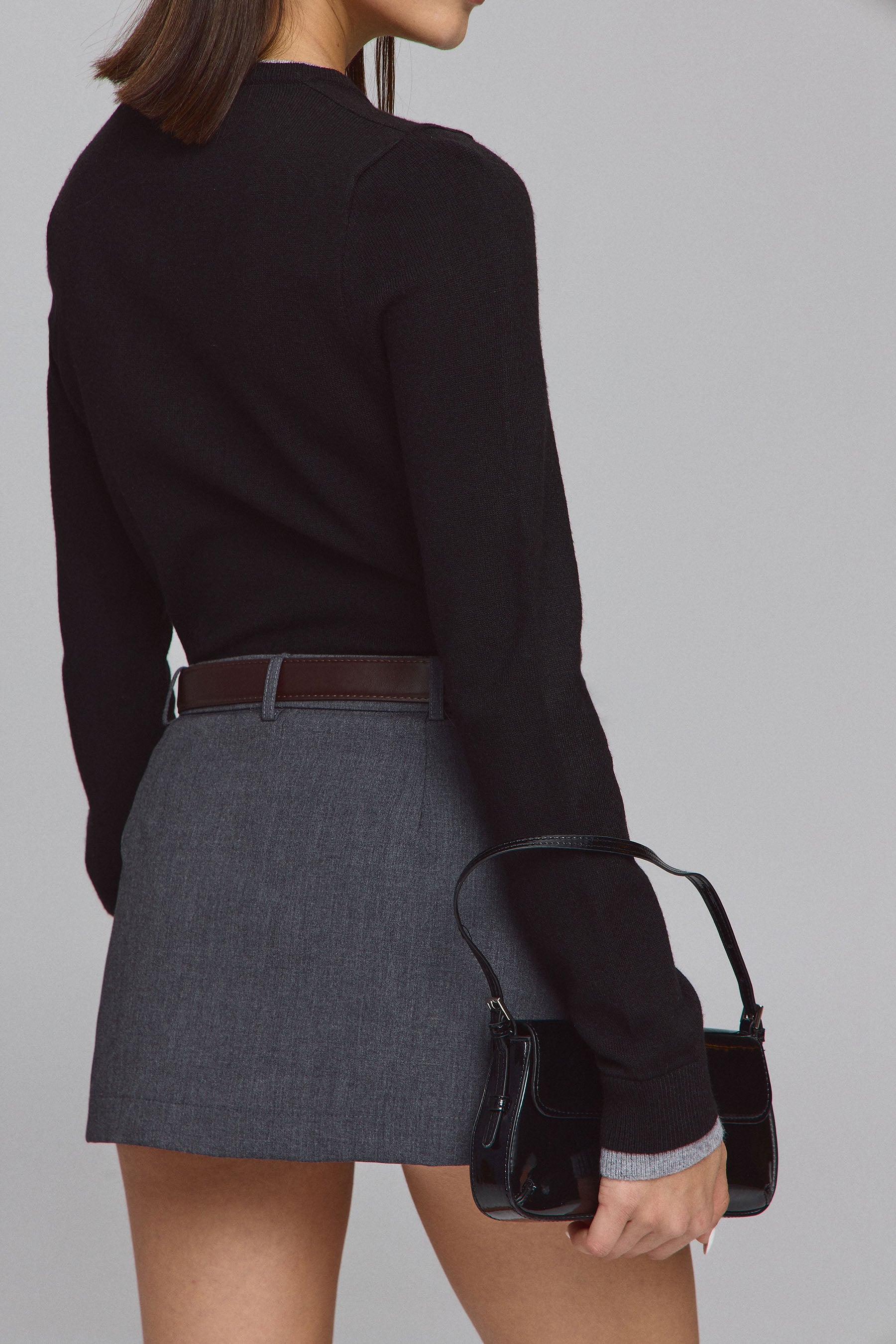 חצאית מיני עם חגורה חומה