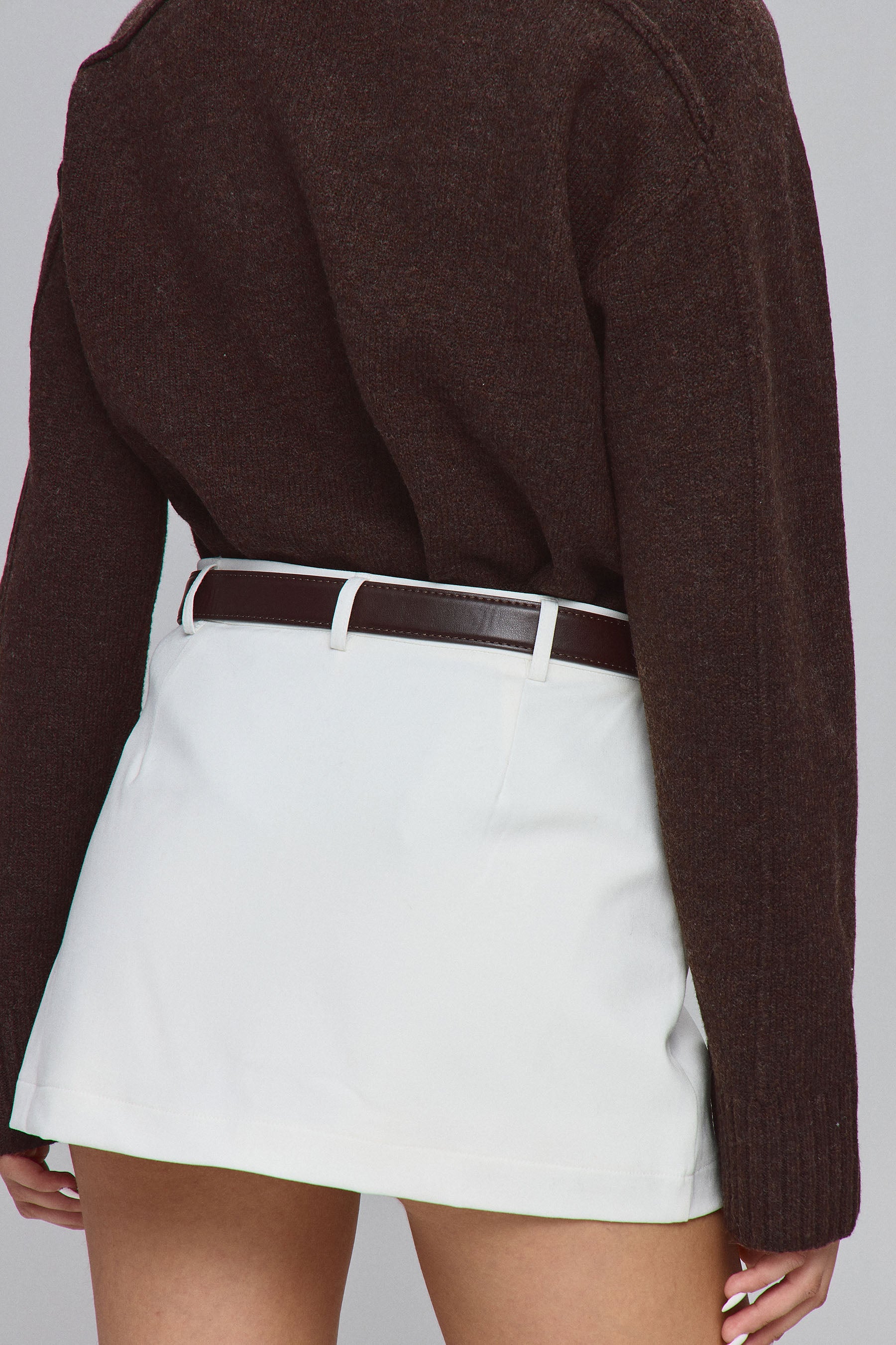 חצאית מיני עם חגורה חומה