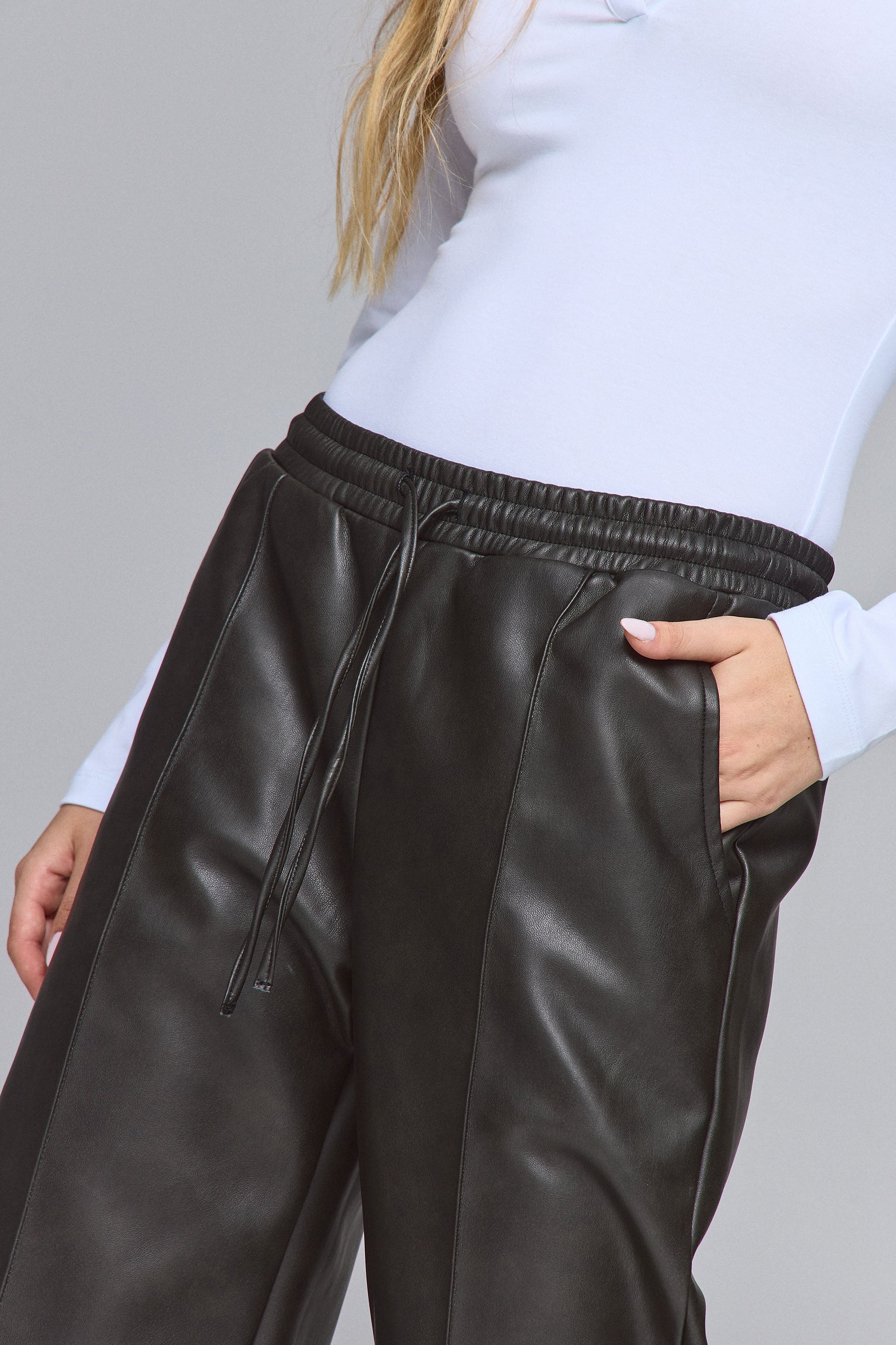 מכנס PU עם גומי במותן