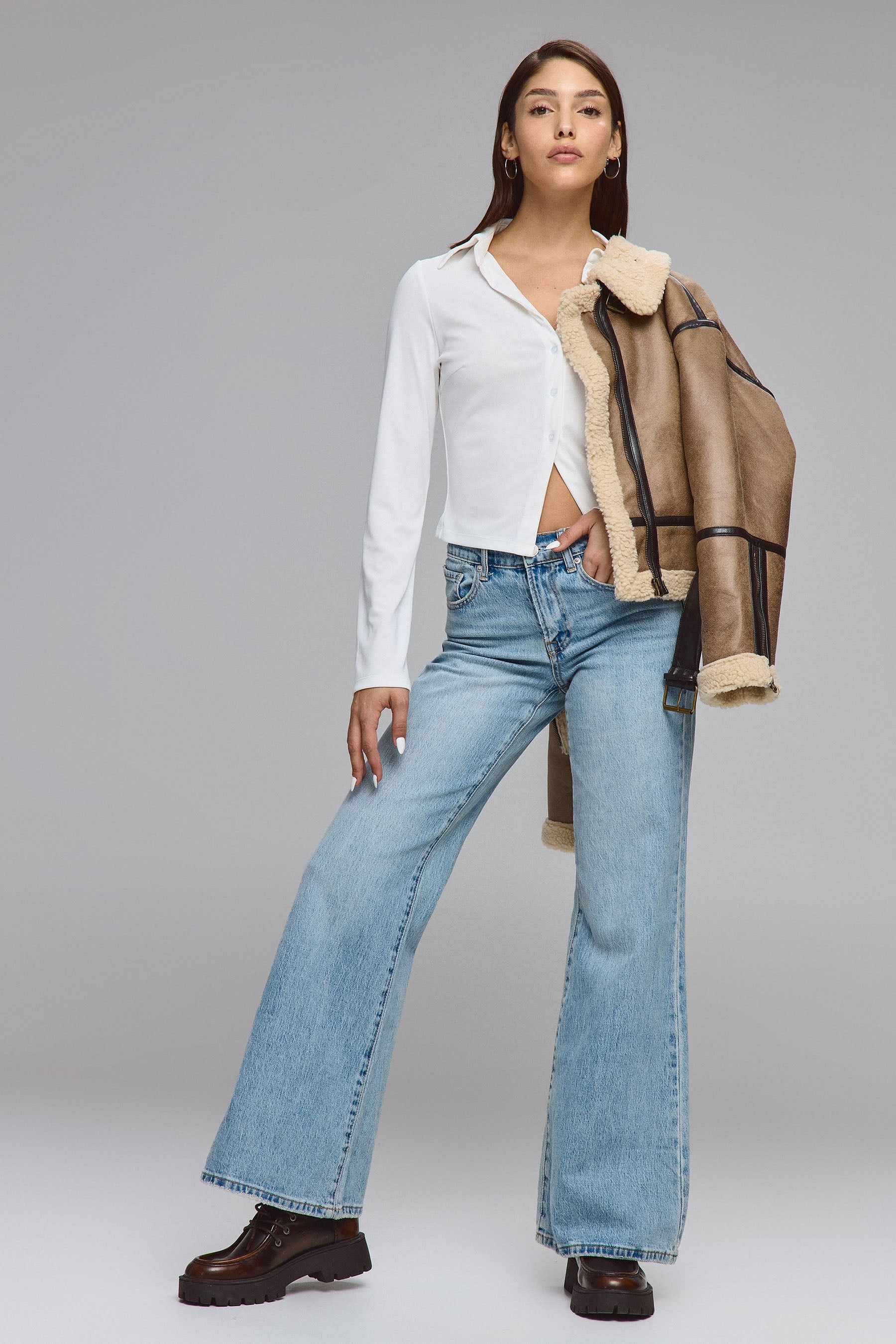 חולצת לייקרה שלושה כפתורים