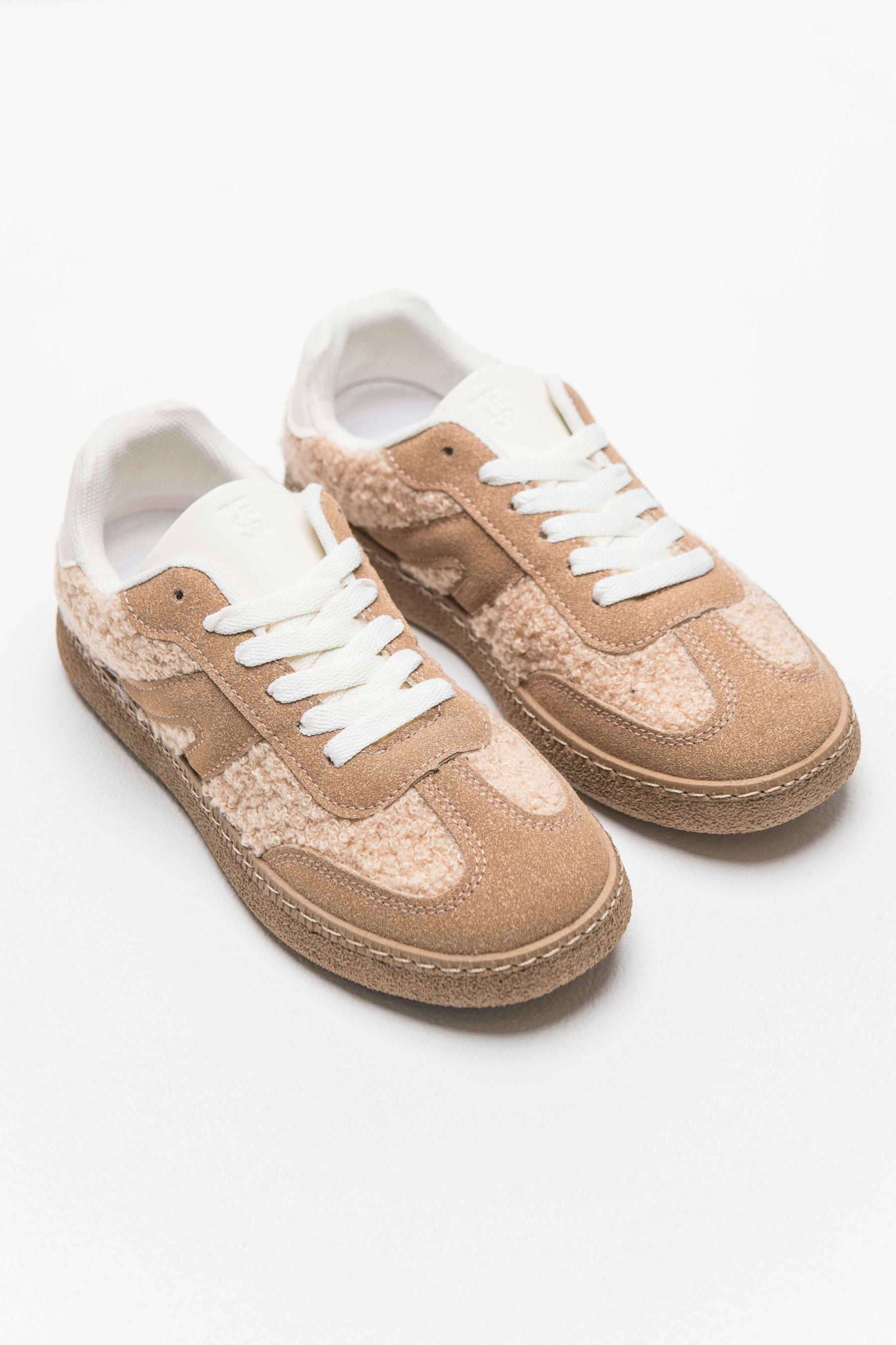 סניקרס אליס