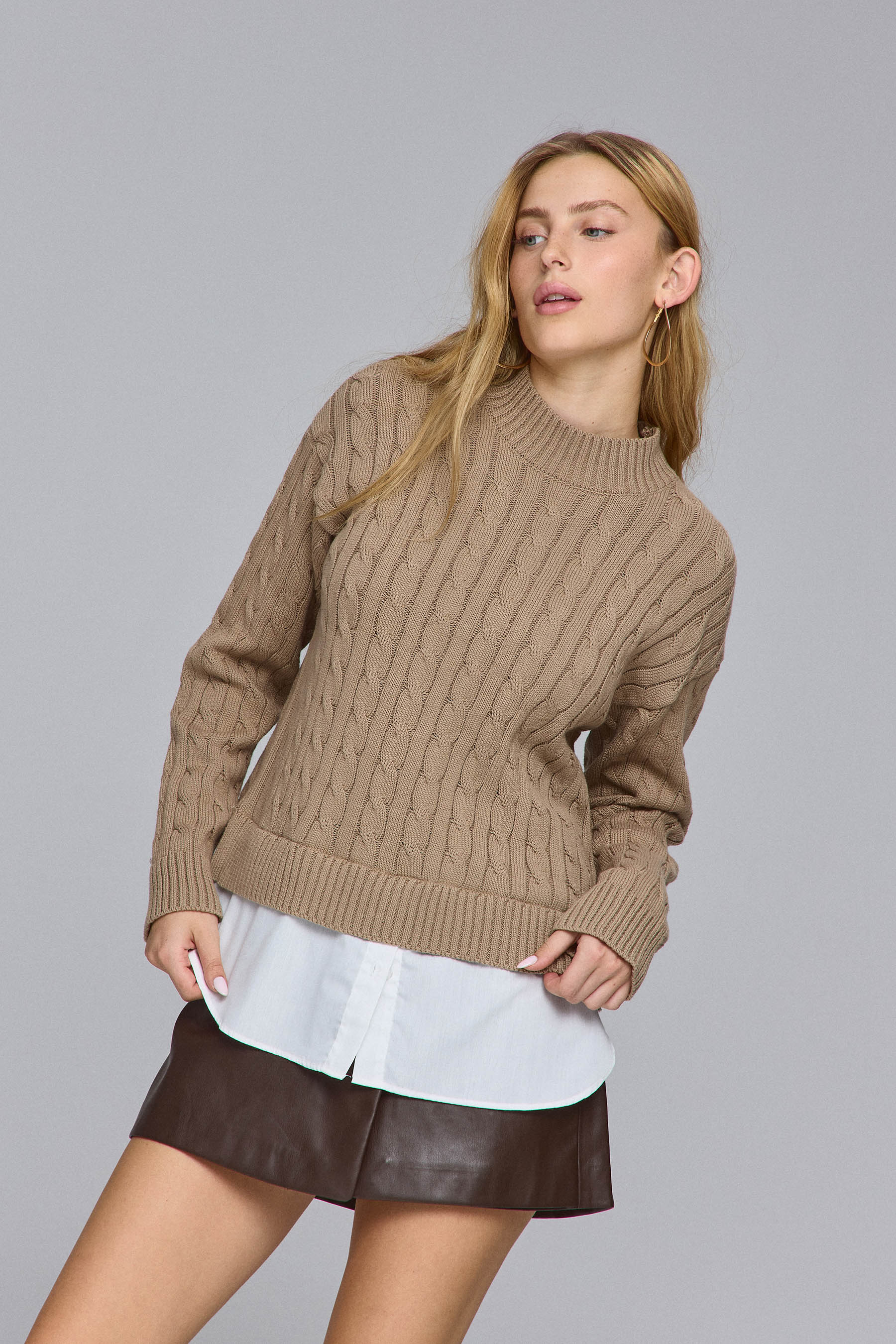 סריג צווארון מוק עם שילוב אריג