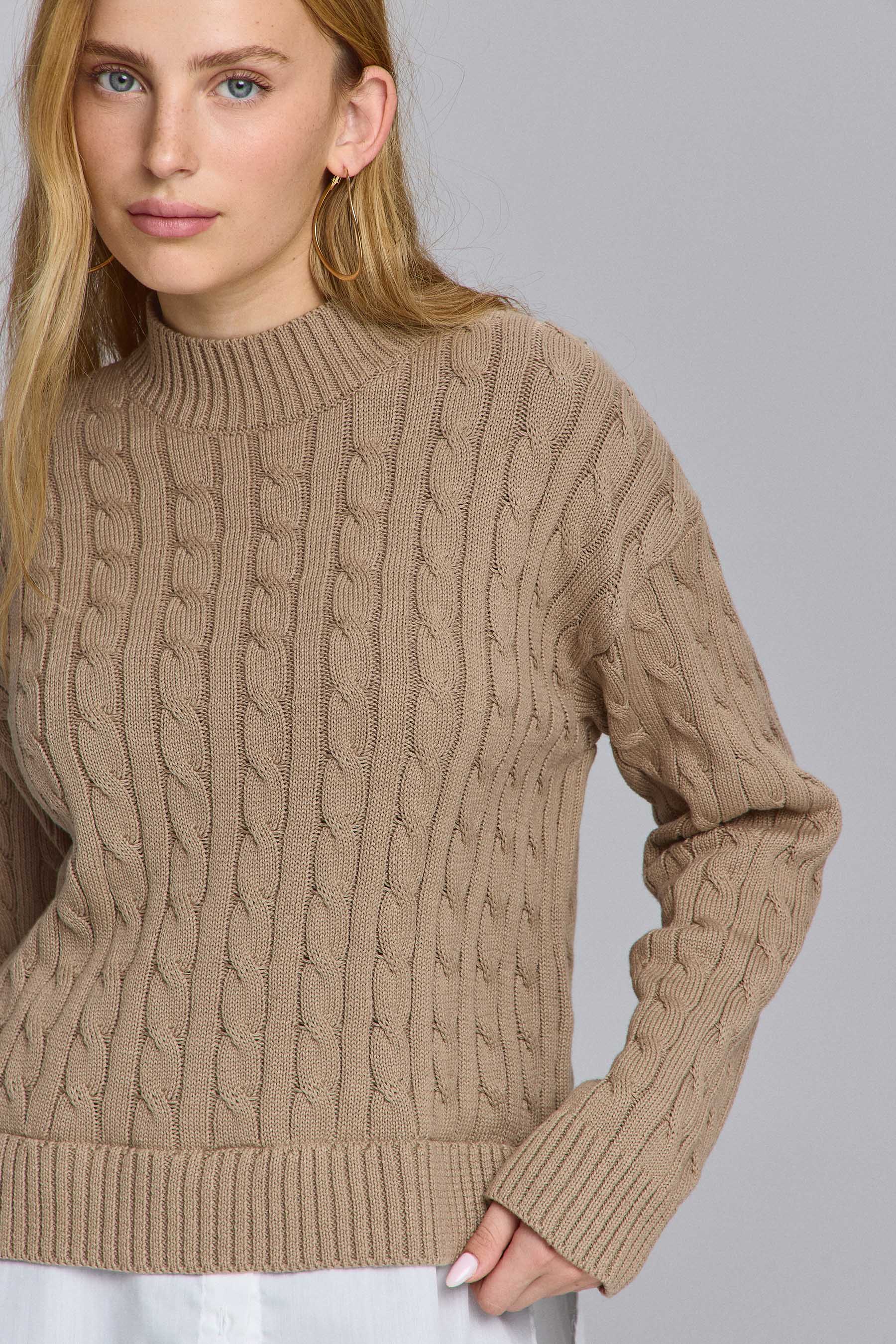 סריג צווארון מוק עם שילוב אריג