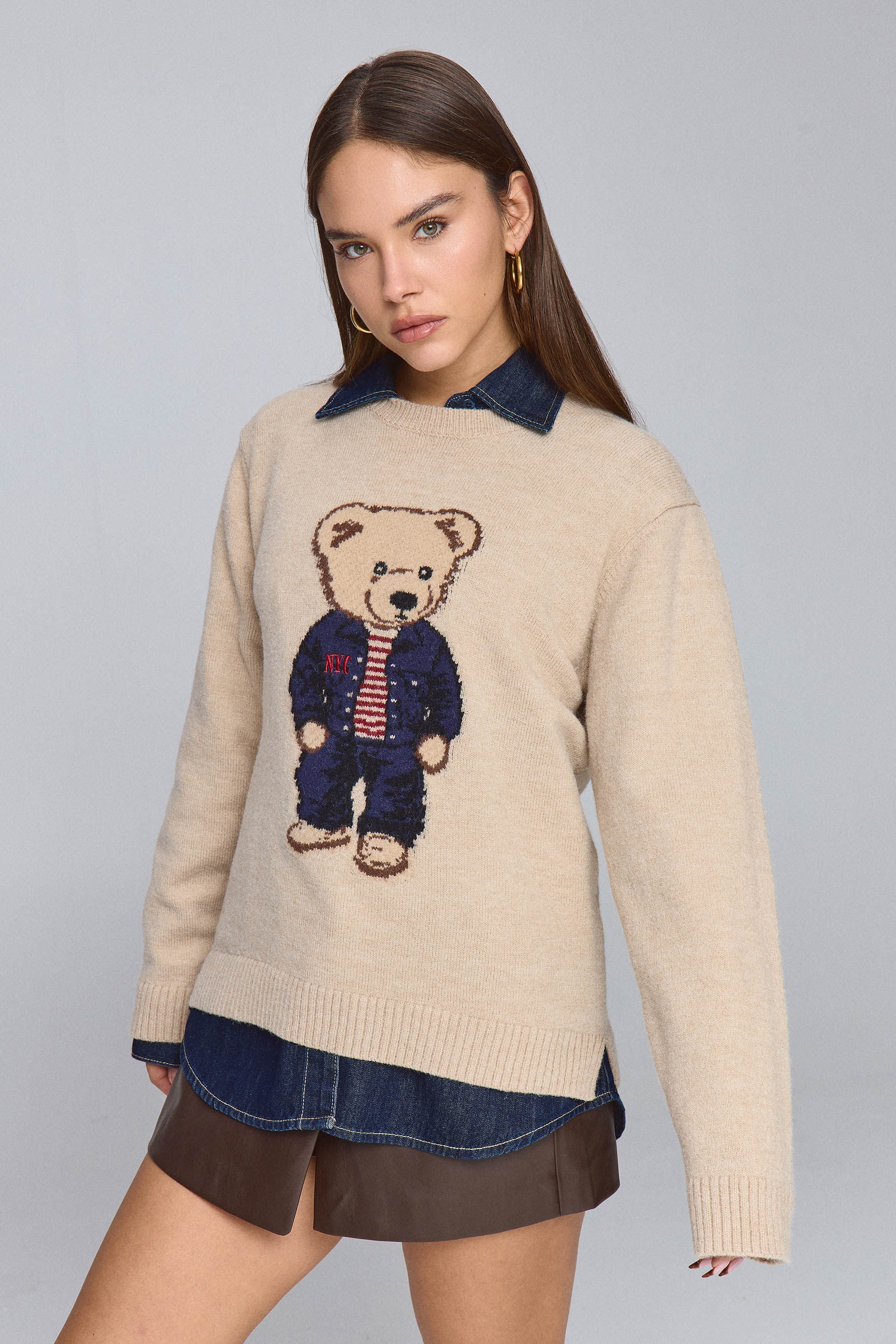 סריג דובי לובש ג'ינס