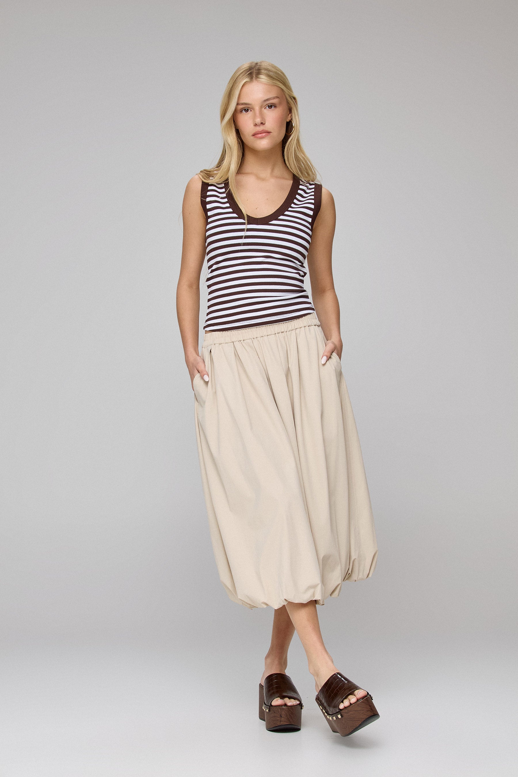 גופיה מחשוף וי פסים