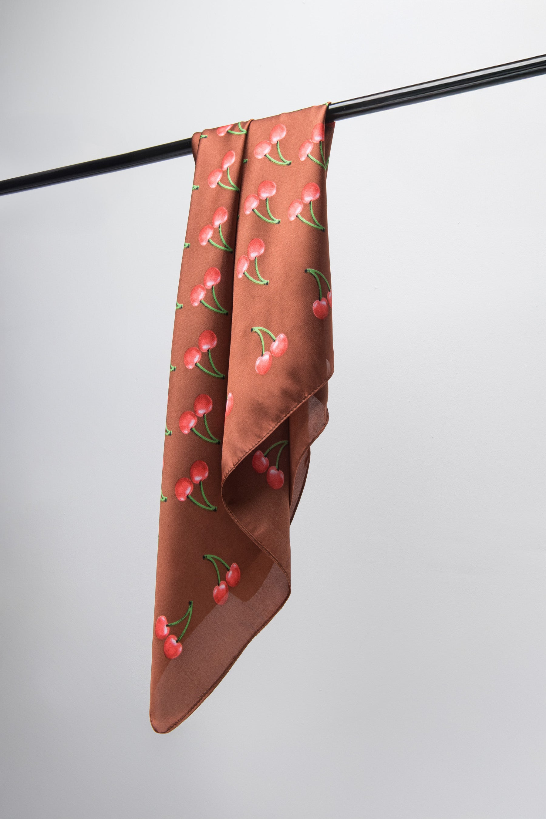 מטפחת סאטן דובדבנים