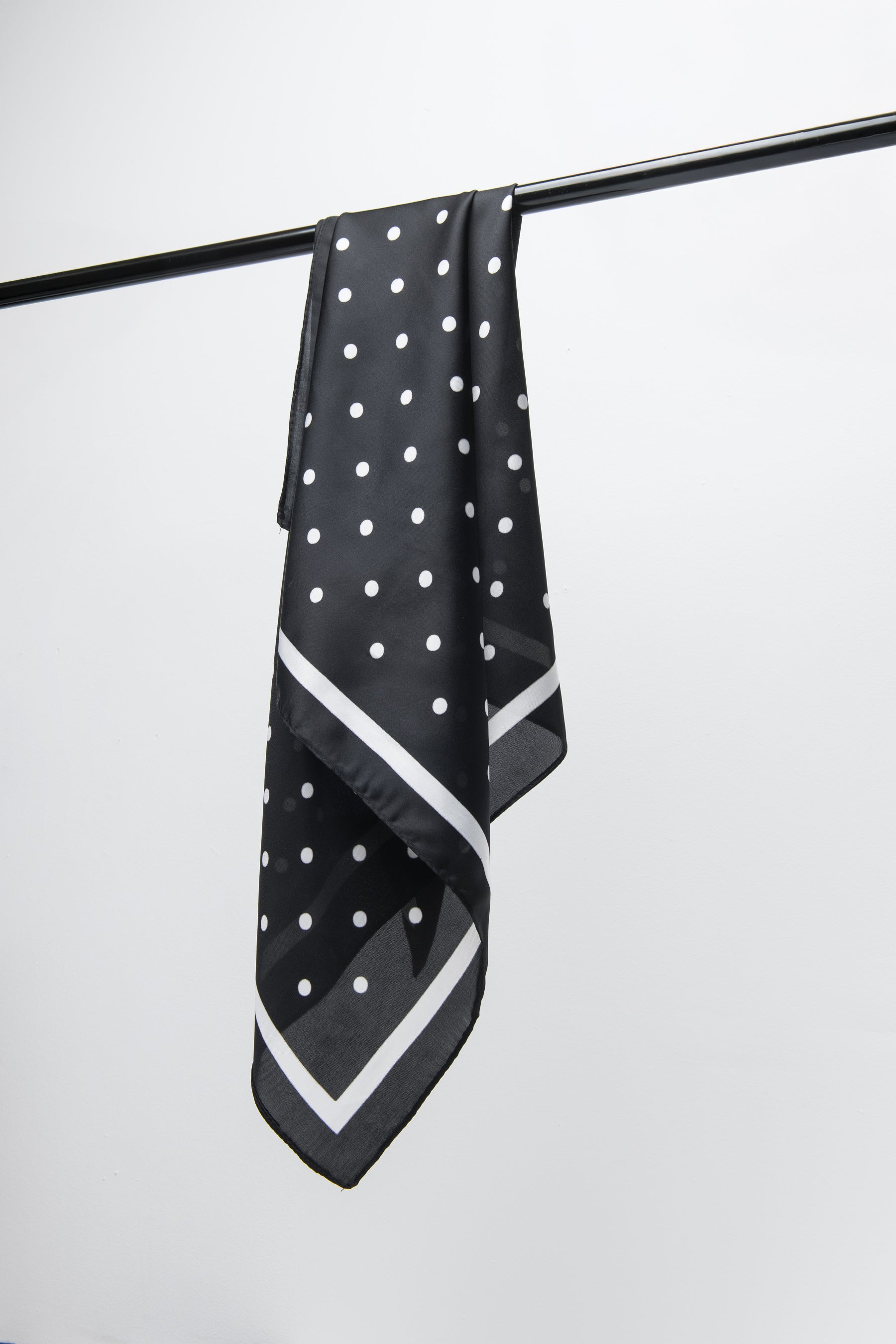 מטפחת סאטן נקודות שחור