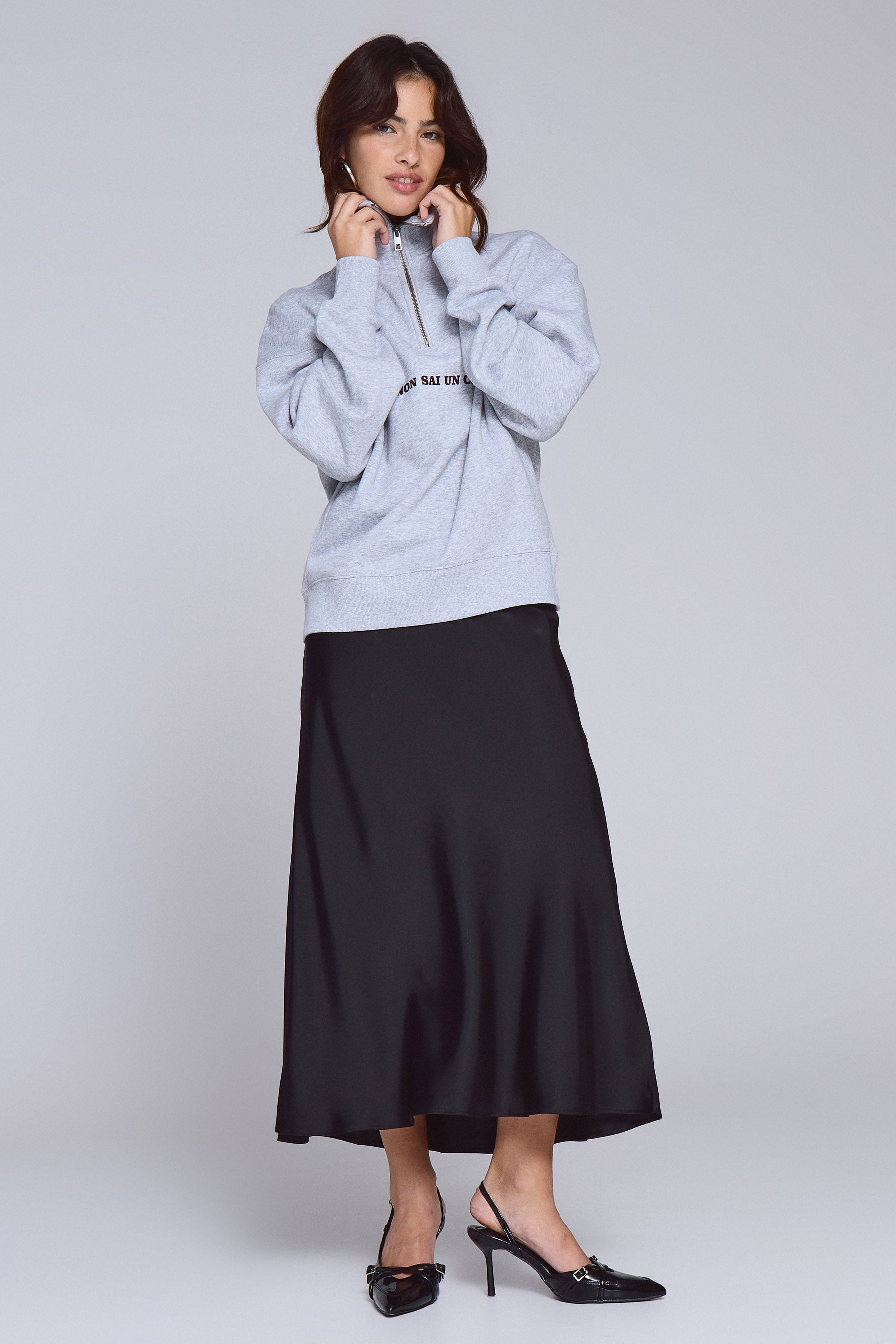 חצאית סאטן מידי בלאק