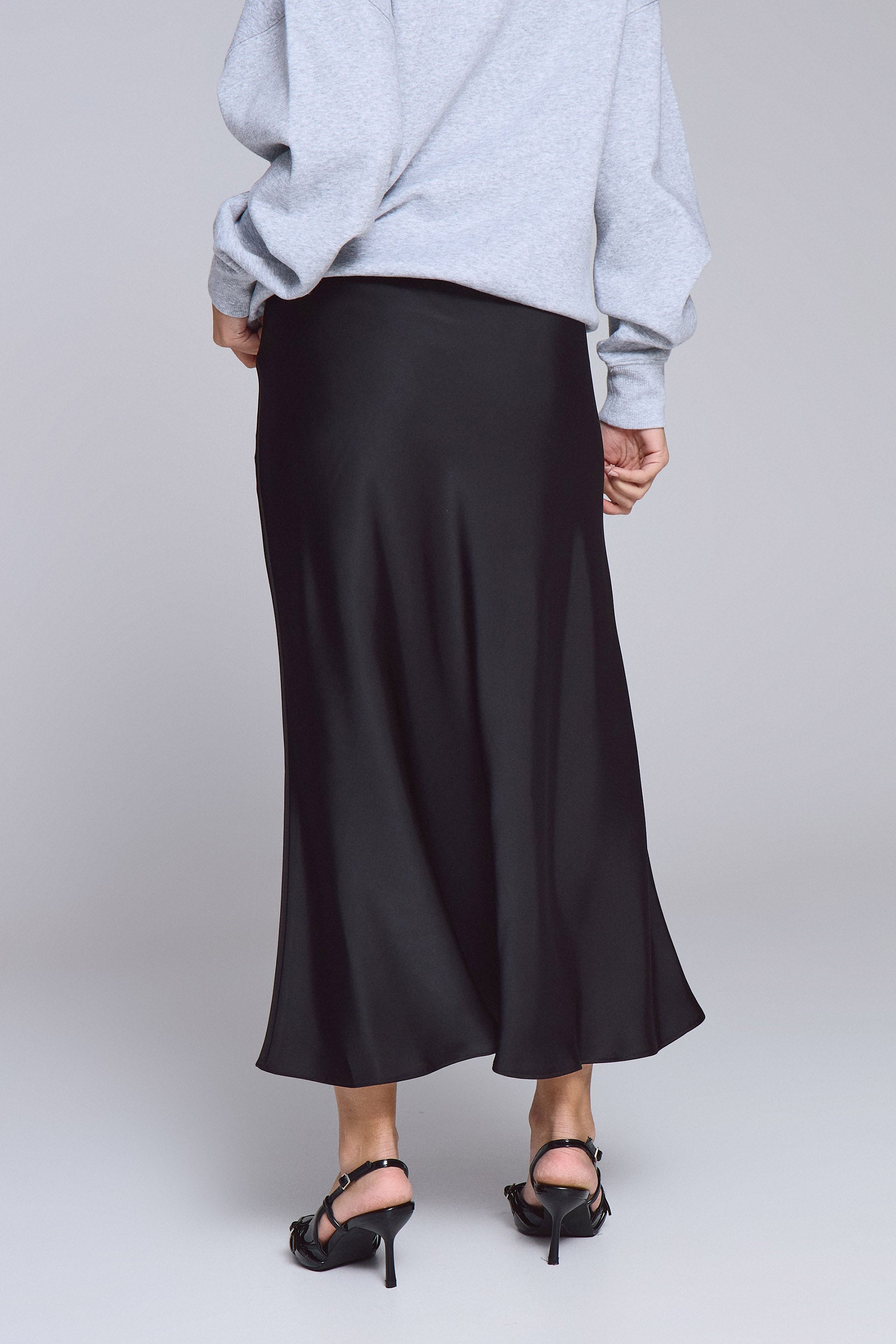 חצאית סאטן מידי בלאק