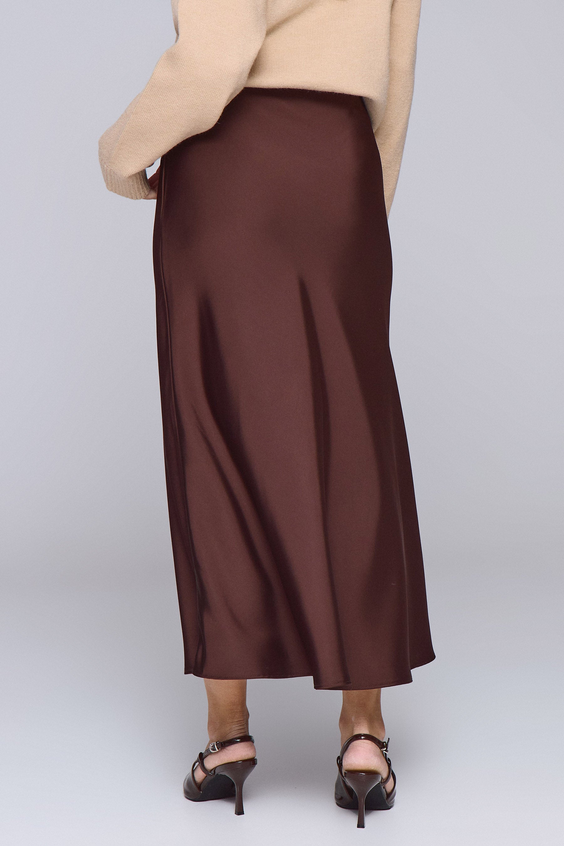 חצאית סאטן מידי בראון